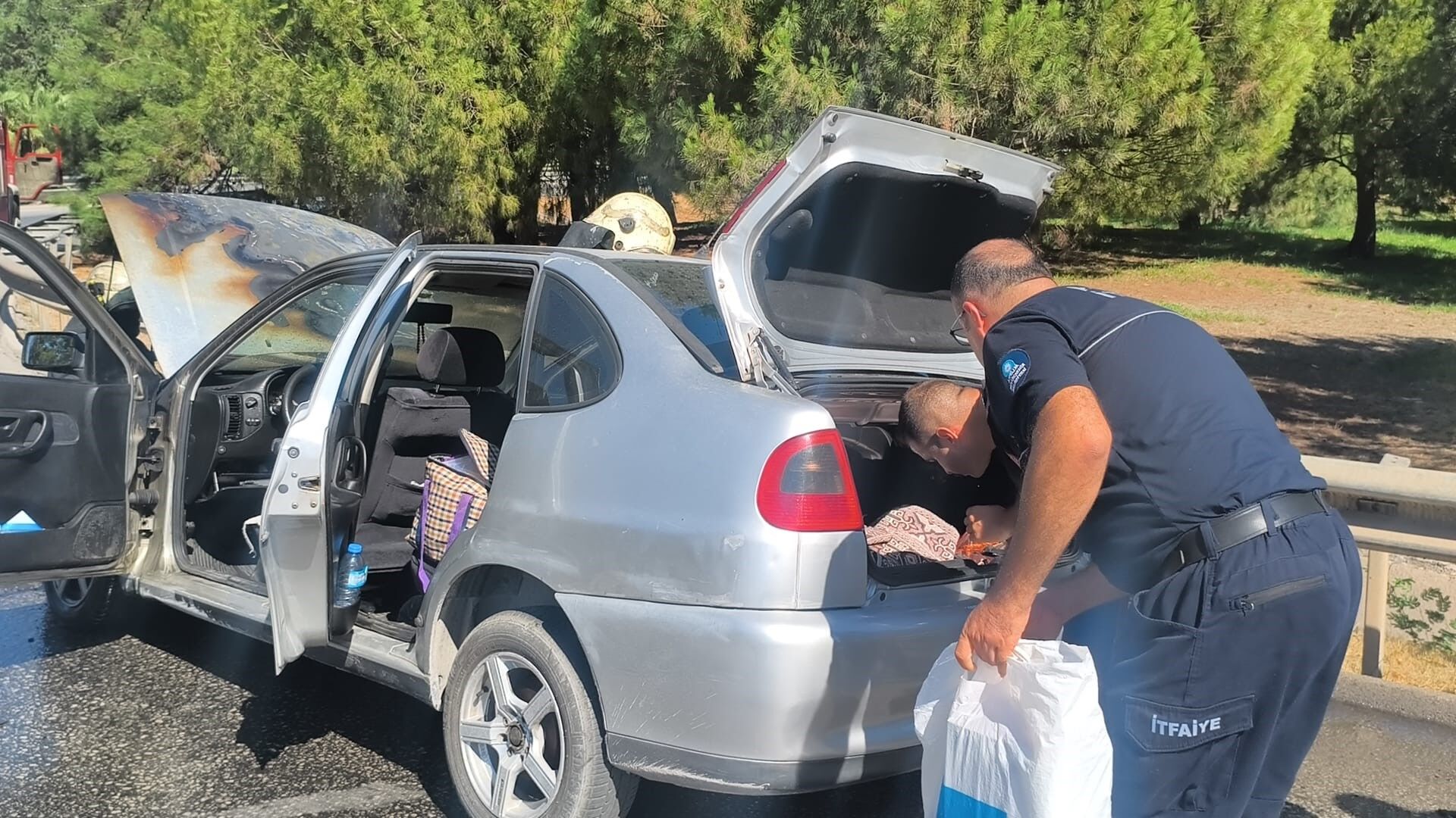 Antalya'da Alev Alan Otomobilin Içinden Eşiyle Son Anda Kaçtı (2)