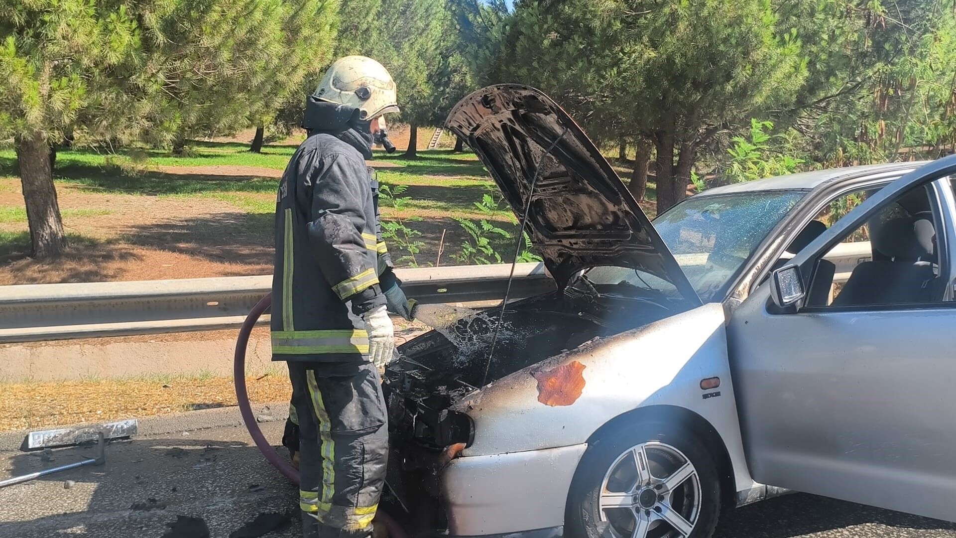 Antalya'da Alev Alan Otomobilin Içinden Eşiyle Son Anda Kaçtı (4)