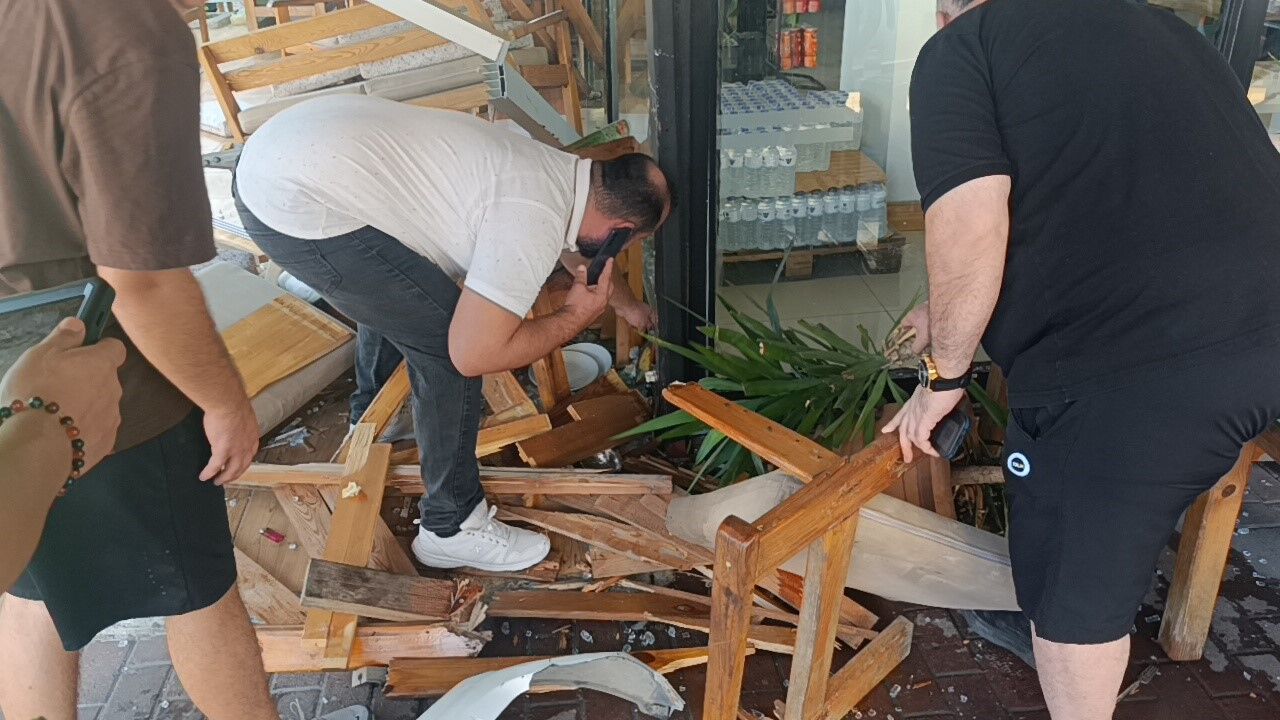 Antalya'da Araç Kafeye Daldı! (1)