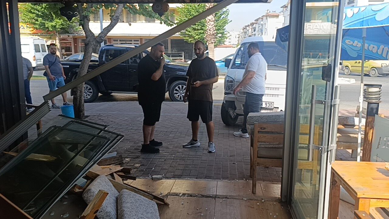 Antalya'da Araç Kafeye Daldı! (3)