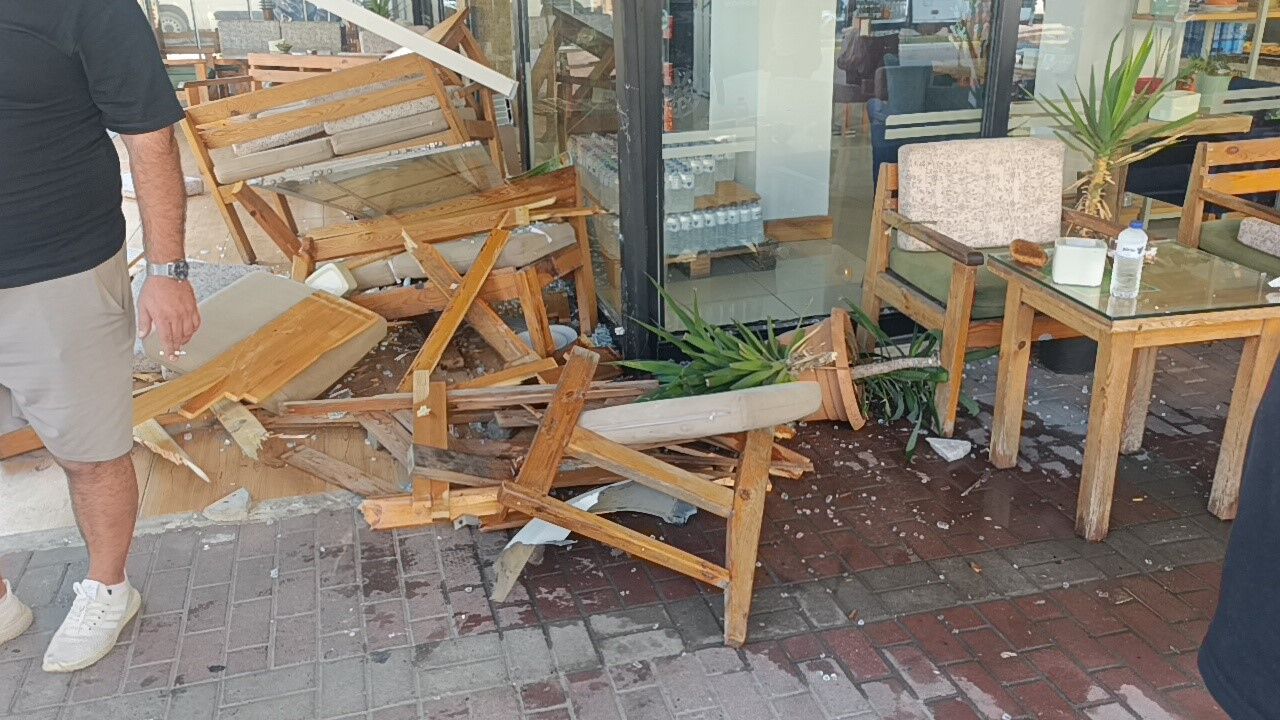 Antalya'da Araç Kafeye Daldı! (4)