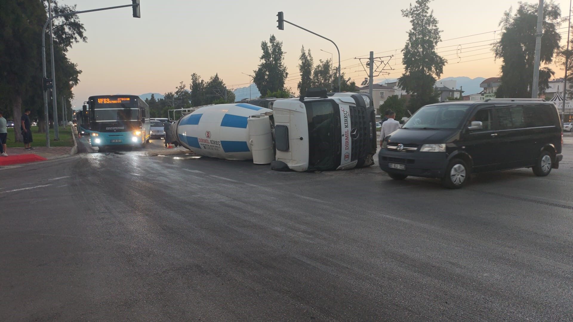 Antalya’da Beton Mikseri Devrildi (2)