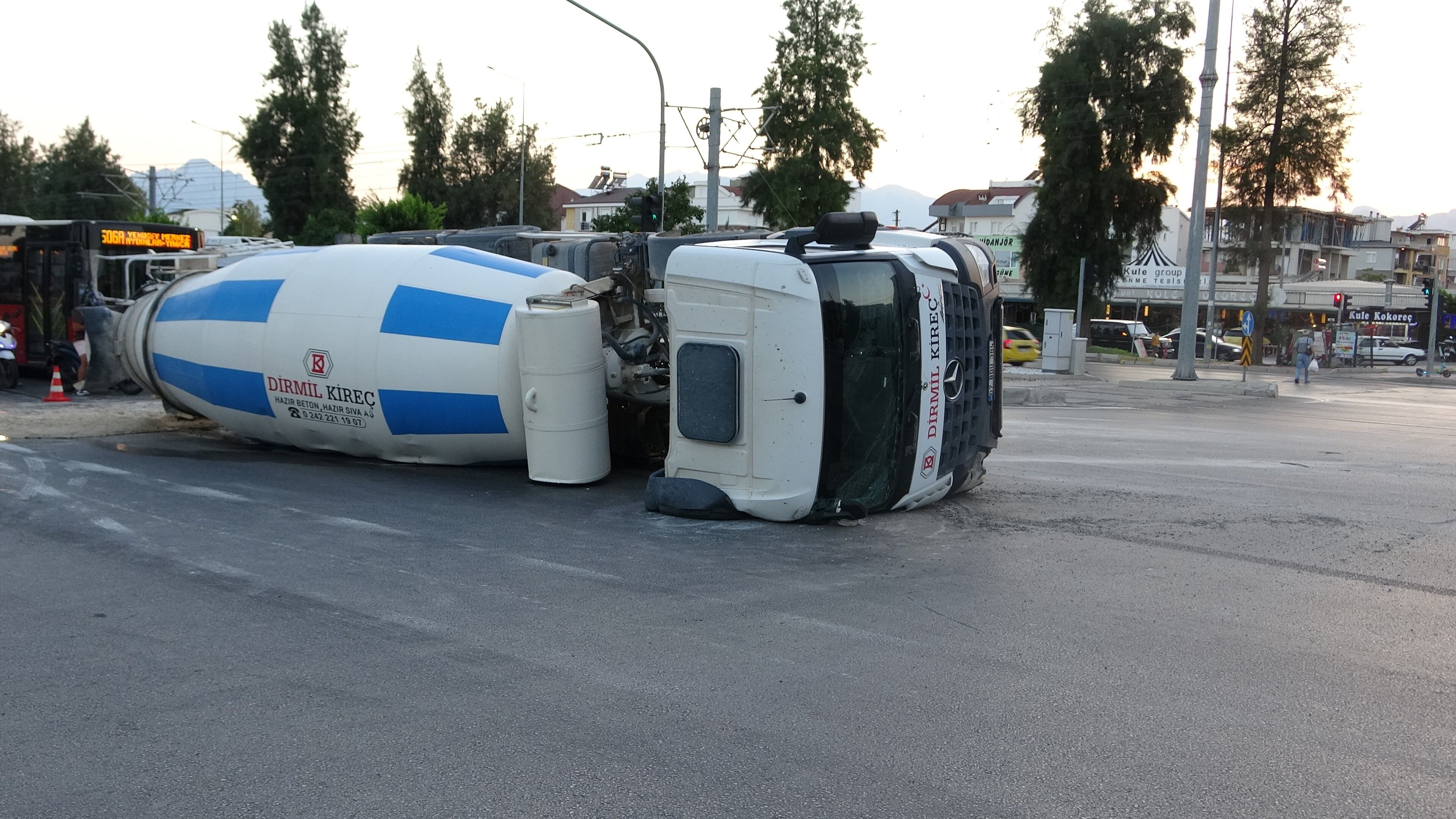 Antalya’da Beton Mikseri Devrildi (4)