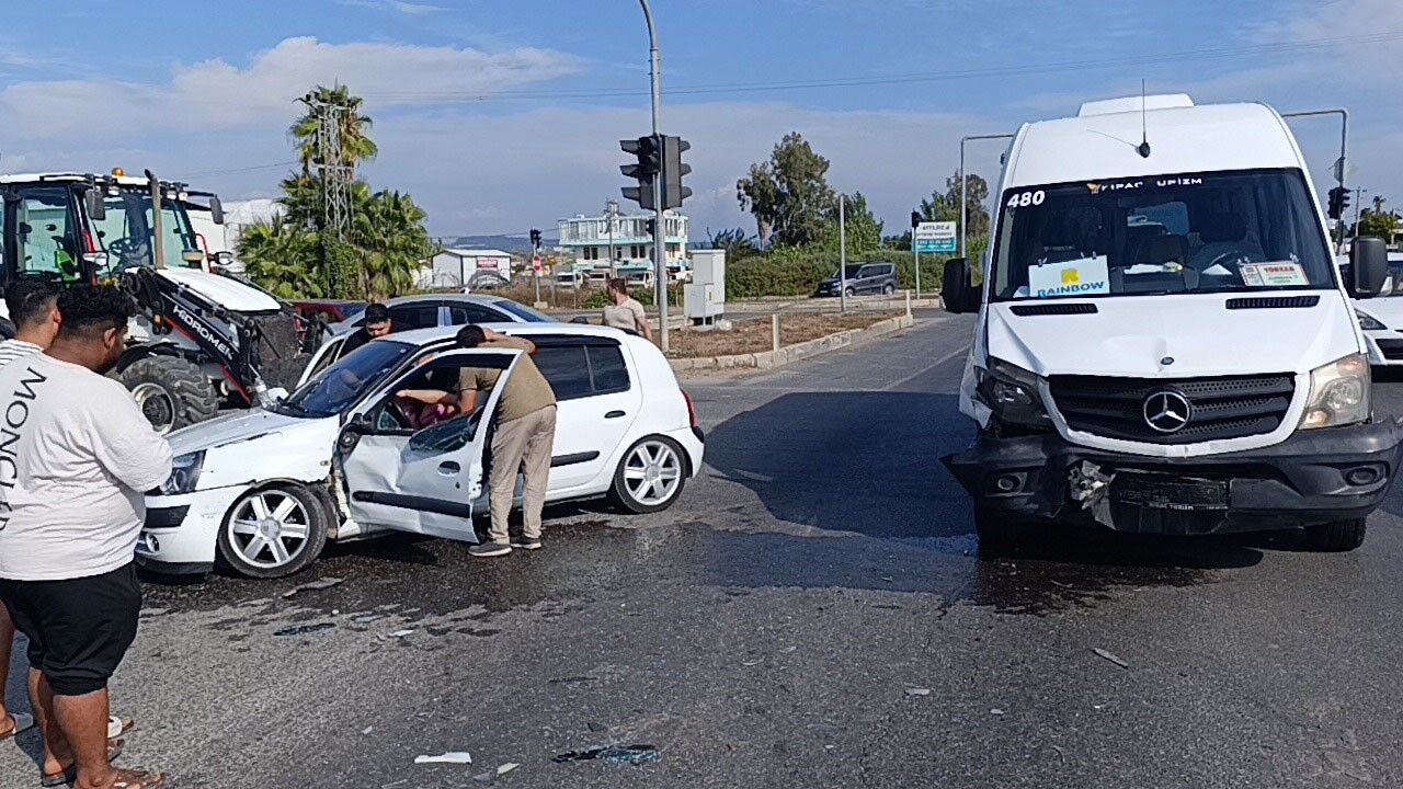 Antalya'da Çalışmayan Trafik Işıkları Kaza Getirdi (1)