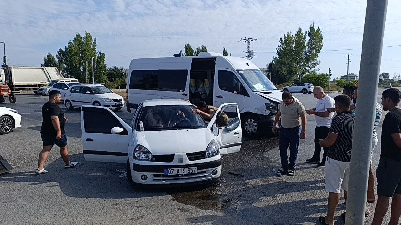 Antalya'da Çalışmayan Trafik Işıkları Kaza Getirdi (2)