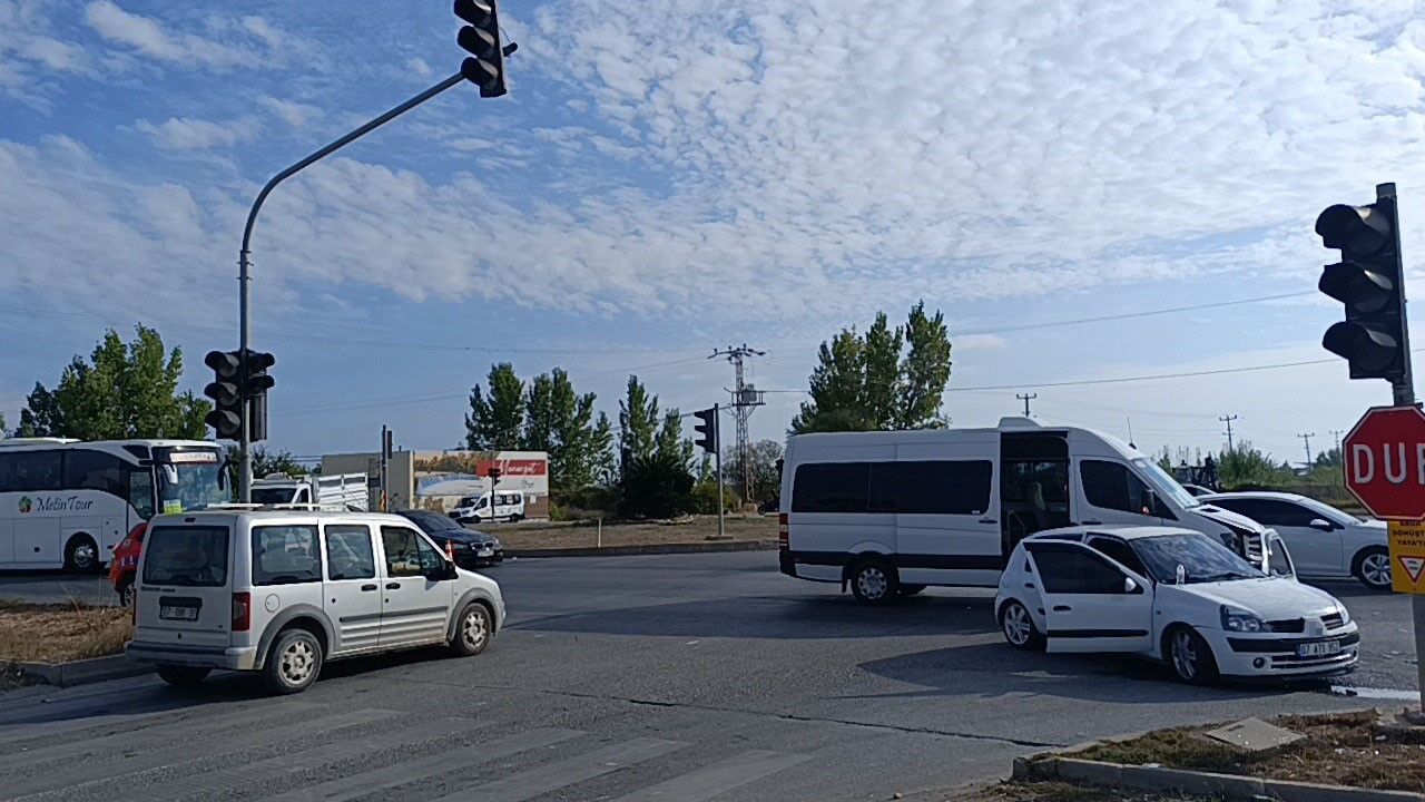 Antalya'da Çalışmayan Trafik Işıkları Kaza Getirdi (3)