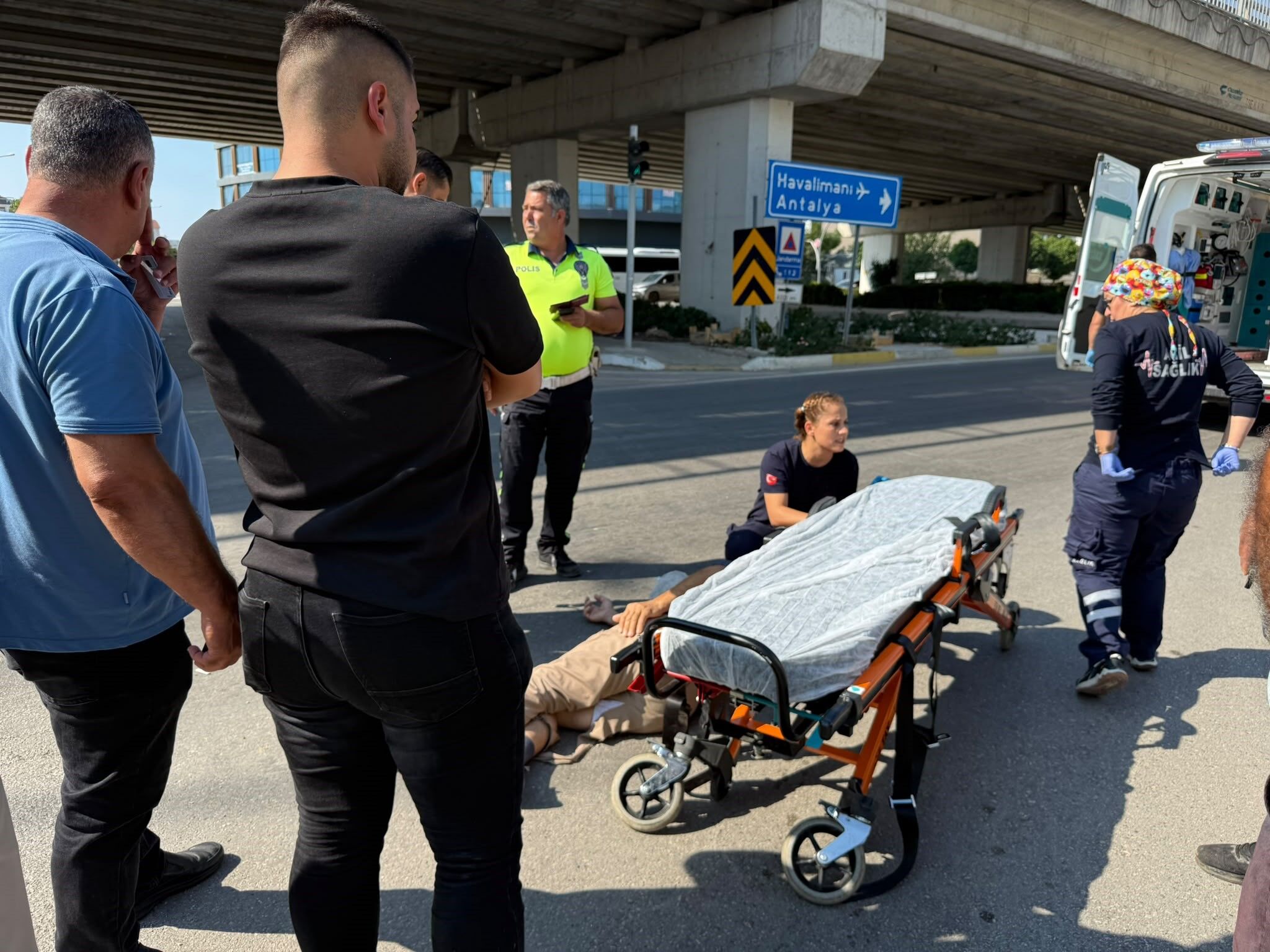 Antalya'da Geçirdiği Kaza Sonrası Sedyede Mesaj Atmaya Başladı (5)
