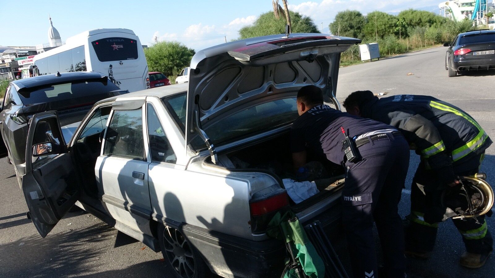 Antalya'da Iki Otomobil Çarpıştı (3)
