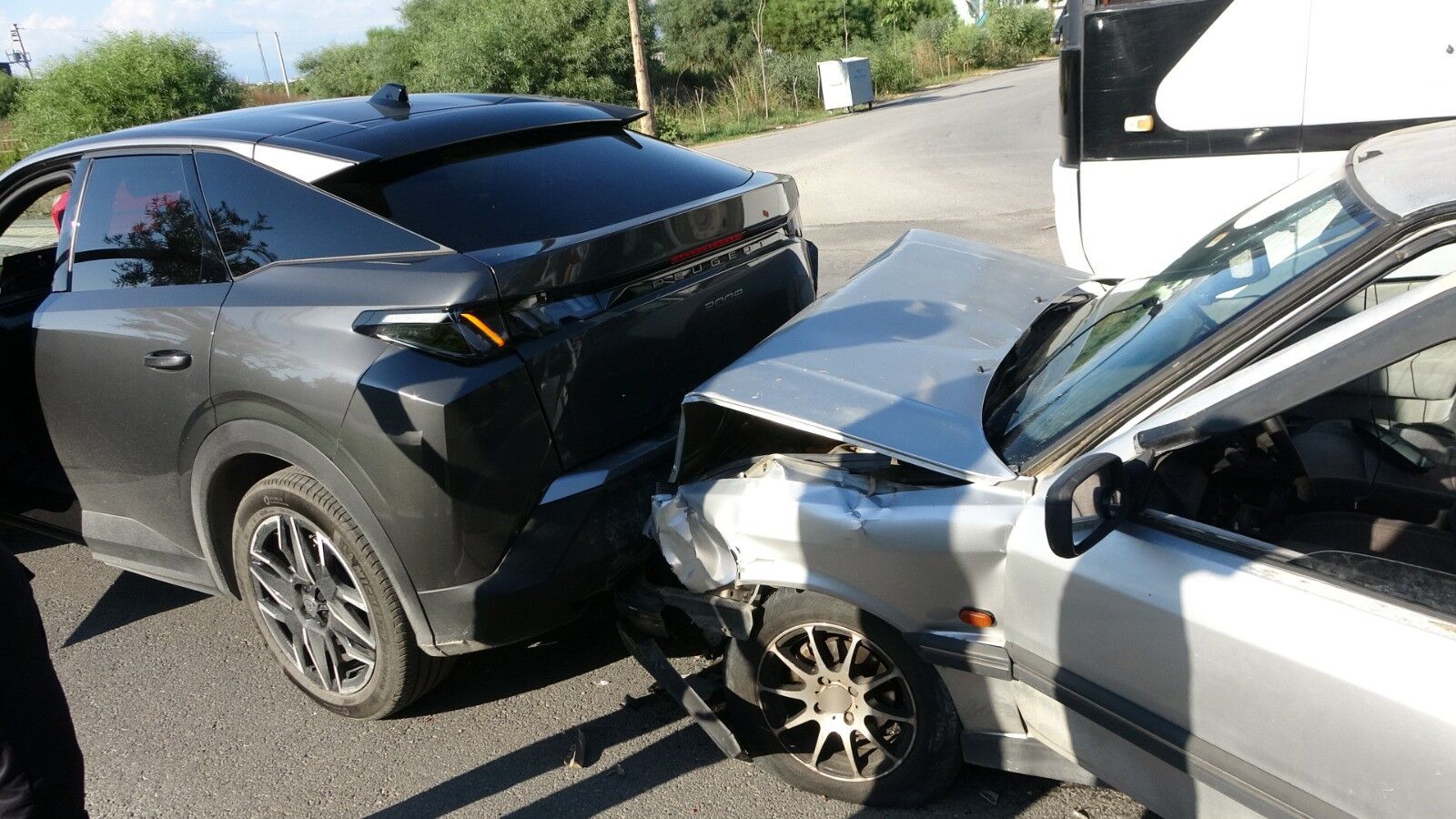 Antalya'da Iki Otomobil Çarpıştı (4)
