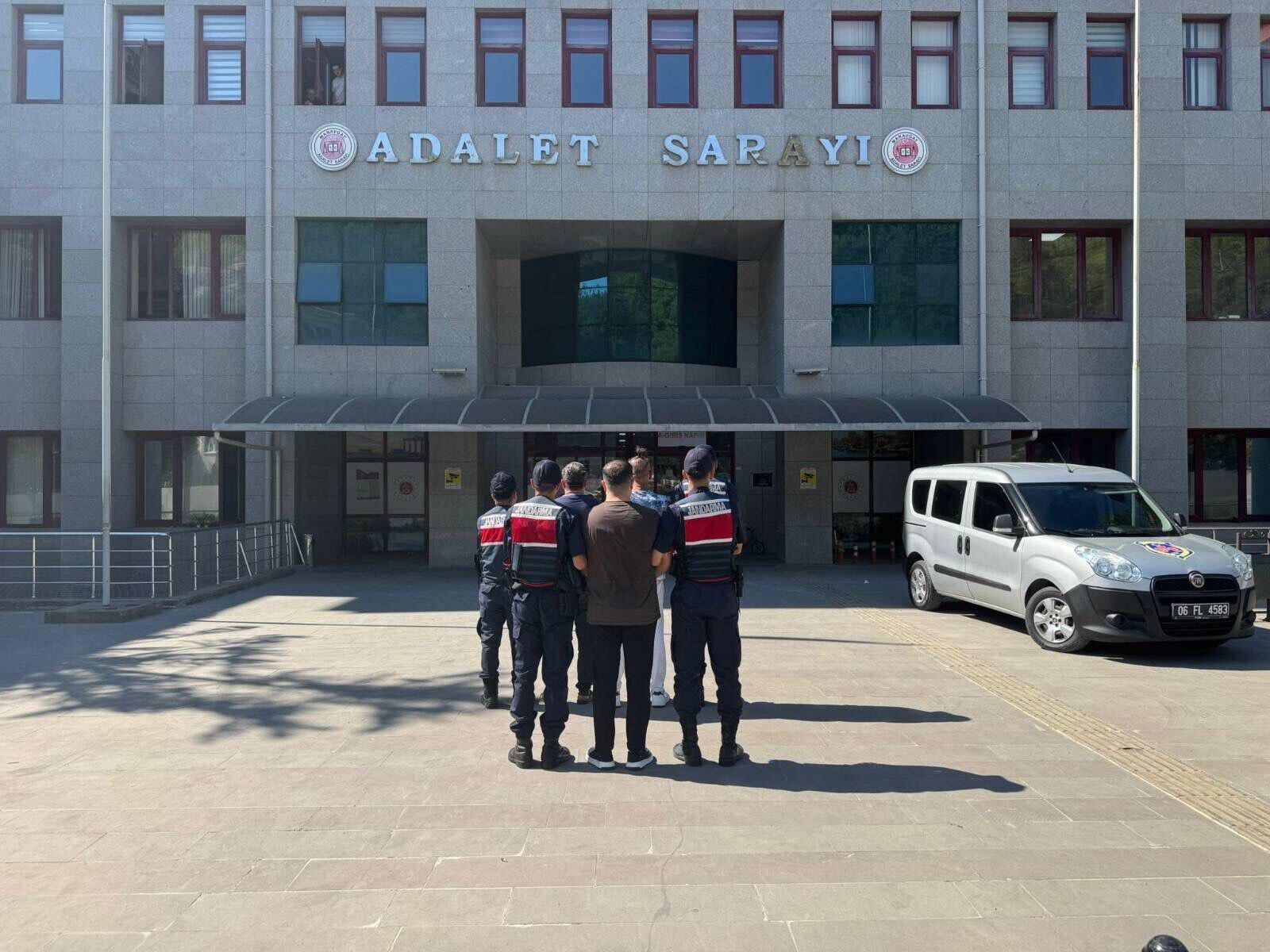Antalya'da Insan Tacirlerinin Kirli Tuzağını Jandarma Bozdu (1)
