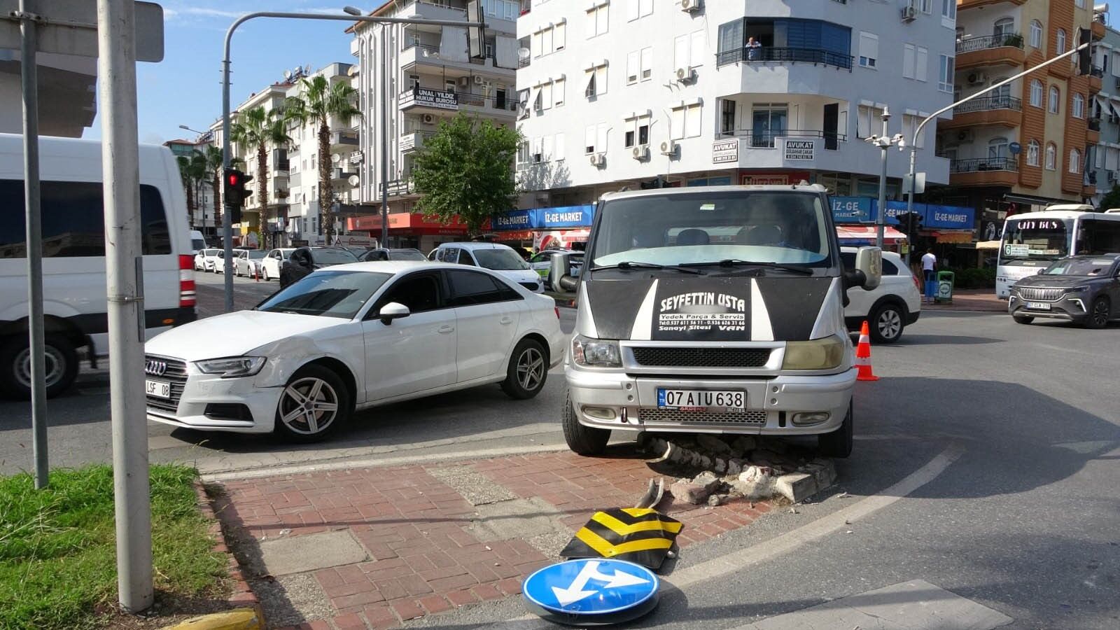 Antalya'da Kavşakta Yön Değiştirince Çarpıştılar (1)