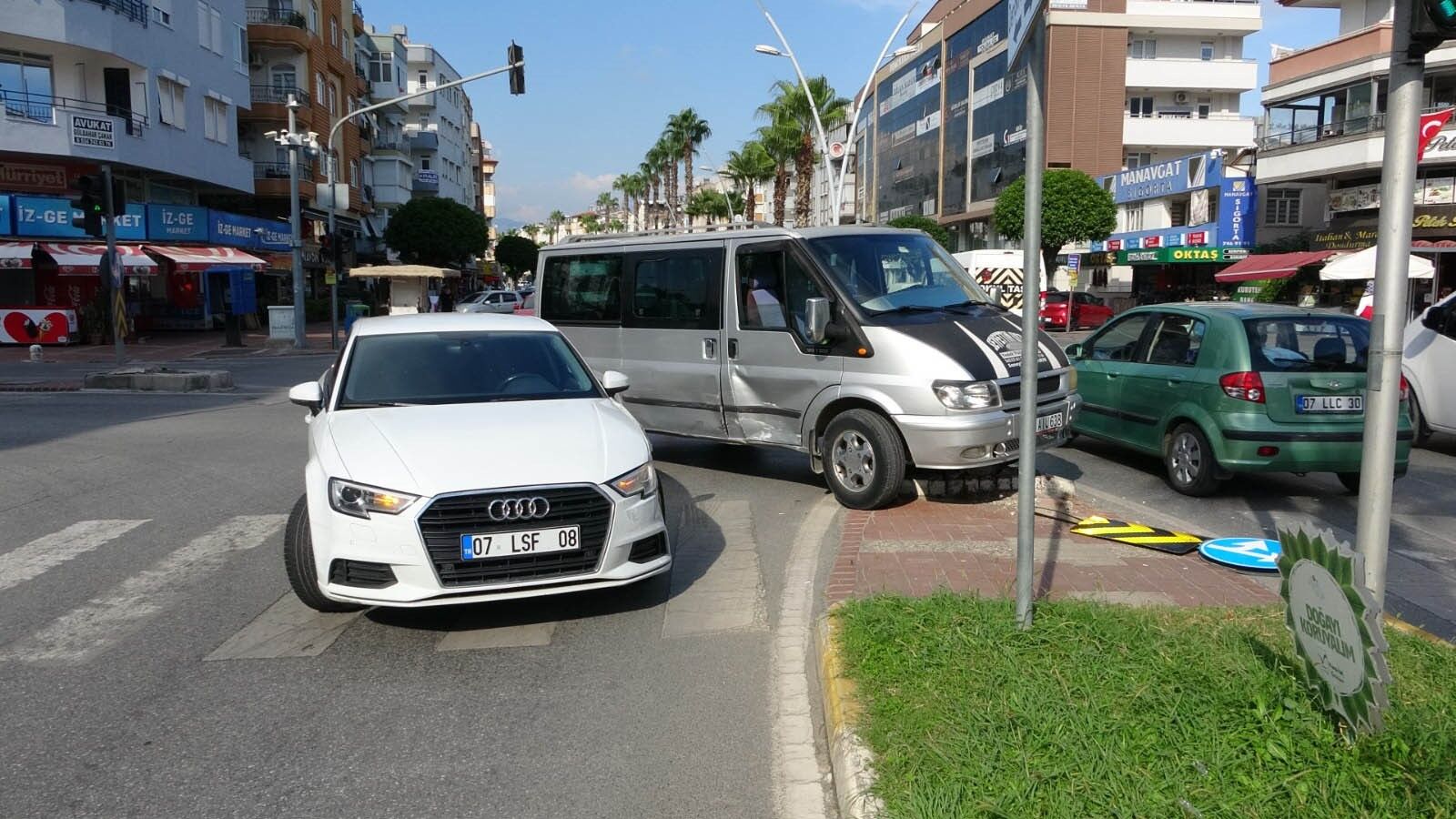 Antalya'da Kavşakta Yön Değiştirince Çarpıştılar (2)