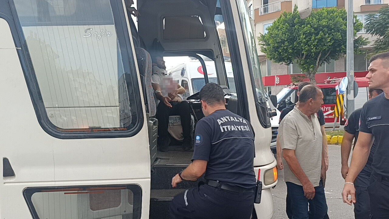 Antalya'da Kazada Yaralılar Araçta Kaldı (1)