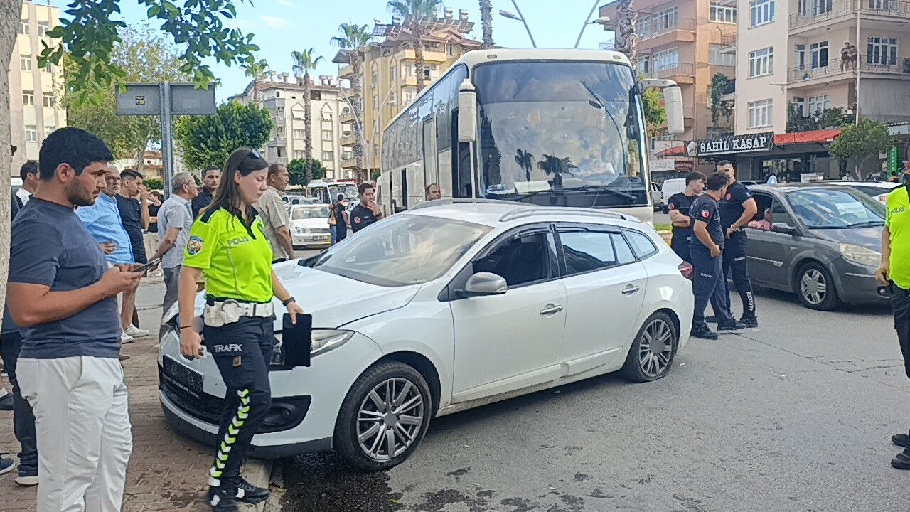 Antalya'da Kazada Yaralılar Araçta Kaldı (2)