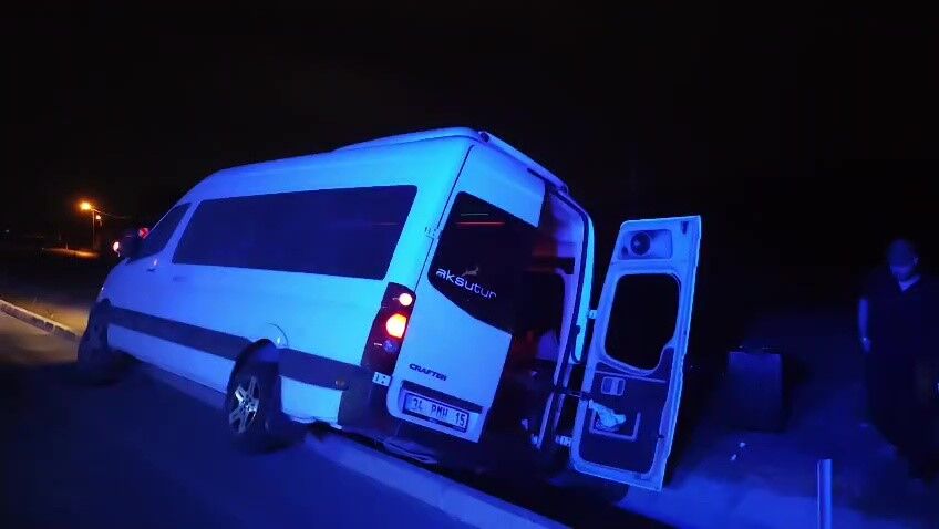 Antalya'da Minibüs Su Kanalına Savruldu (1)