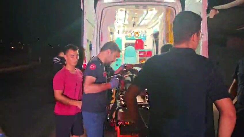 Antalya'da Minibüs Su Kanalına Savruldu (2)