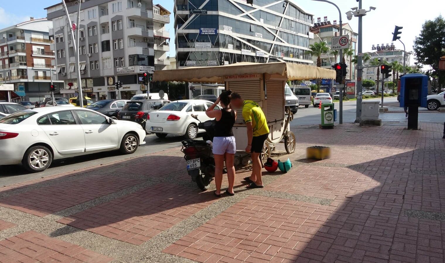 Antalya'da Motosikletli Turistler Büfeye Daldı (2)