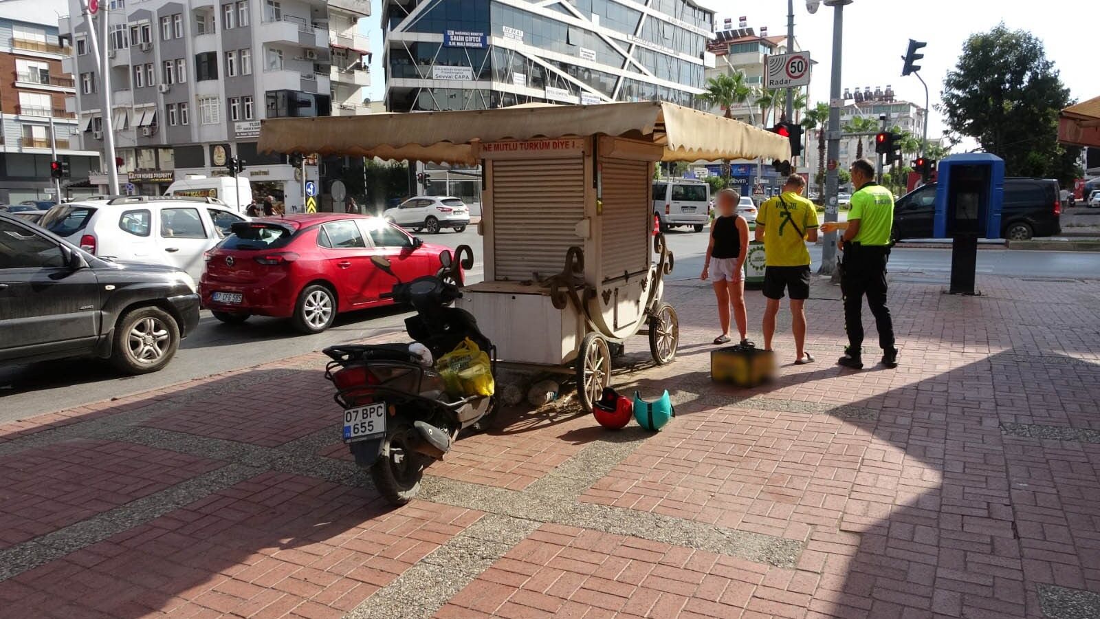 Antalya'da Motosikletli Turistler Büfeye Daldı (3)