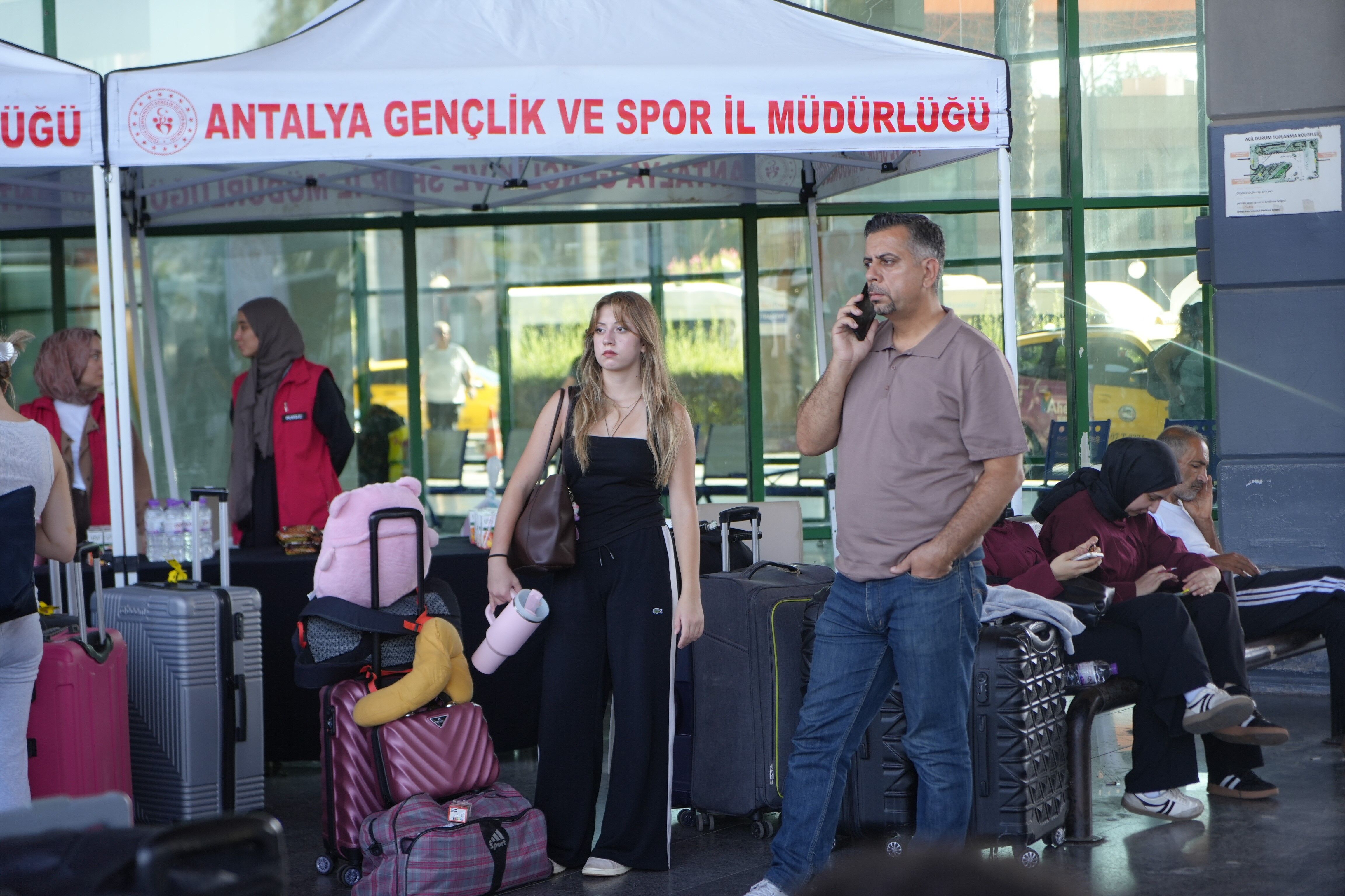 Antalya'da Otobüsten Iner Inmez Karşıladılar! (2)