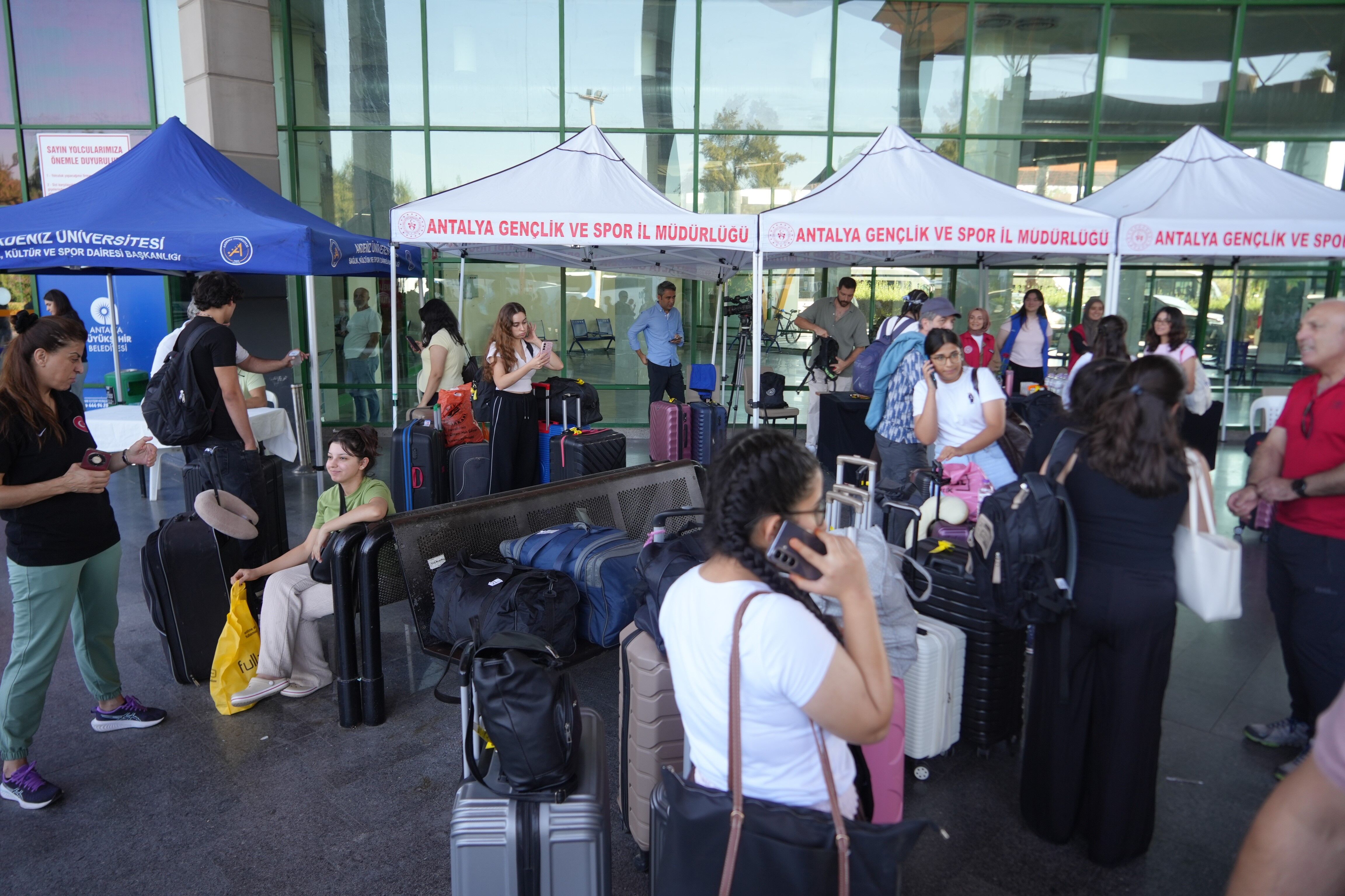 Antalya'da Otobüsten Iner Inmez Karşıladılar! (4)