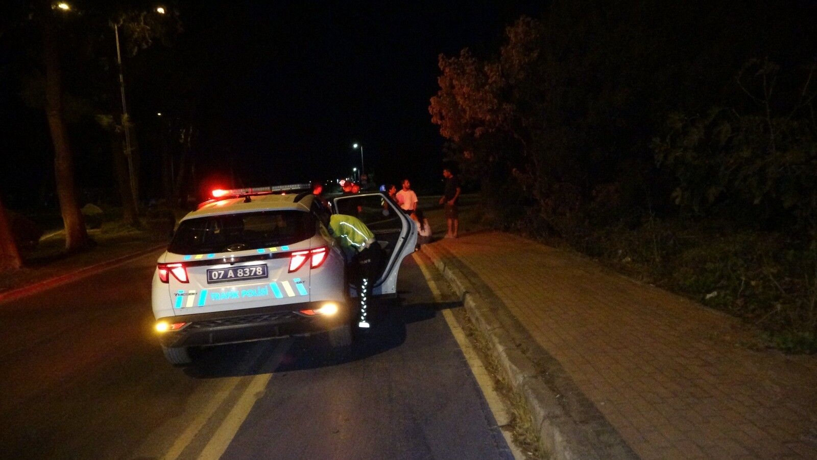 Antalya'da Otomobil Bahçeye Savruldu (4)