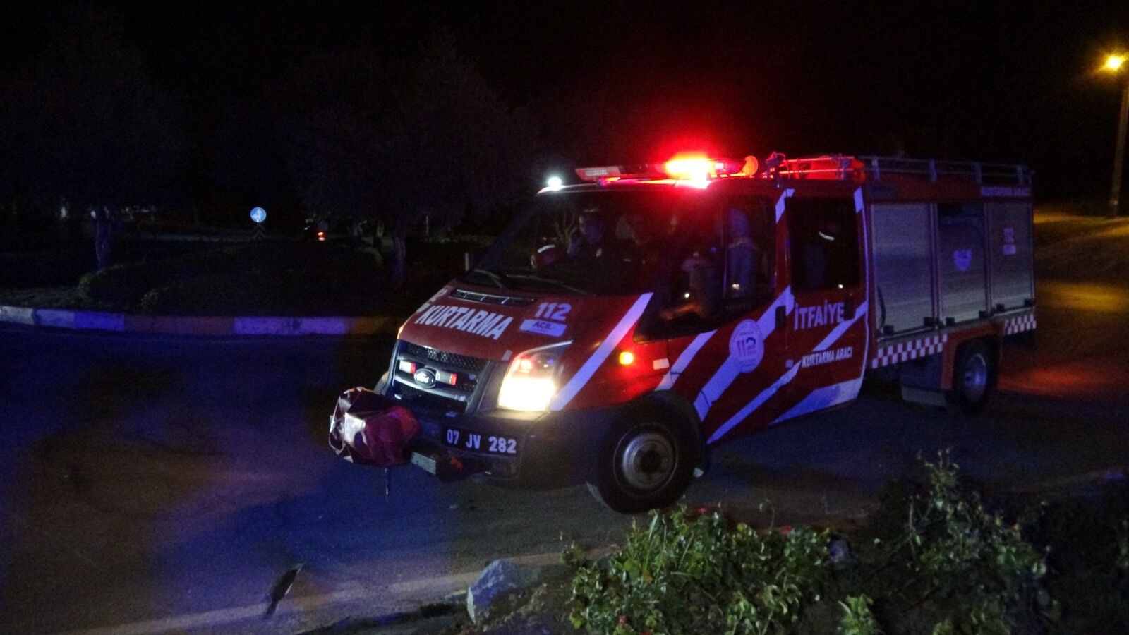 Antalya'da Otomobil Takla Attı! 2 Yaralı (3)