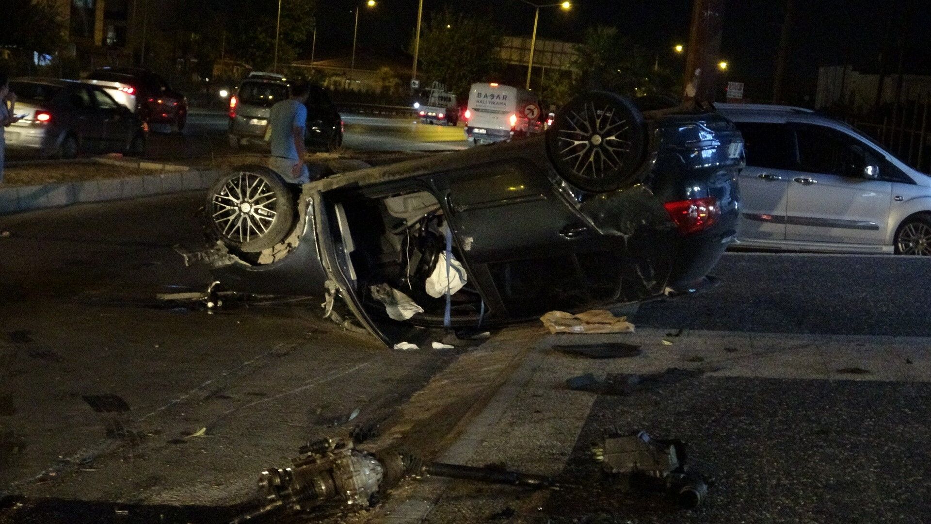 Antalya’da Otomobilin Motoru Fırladı (1)