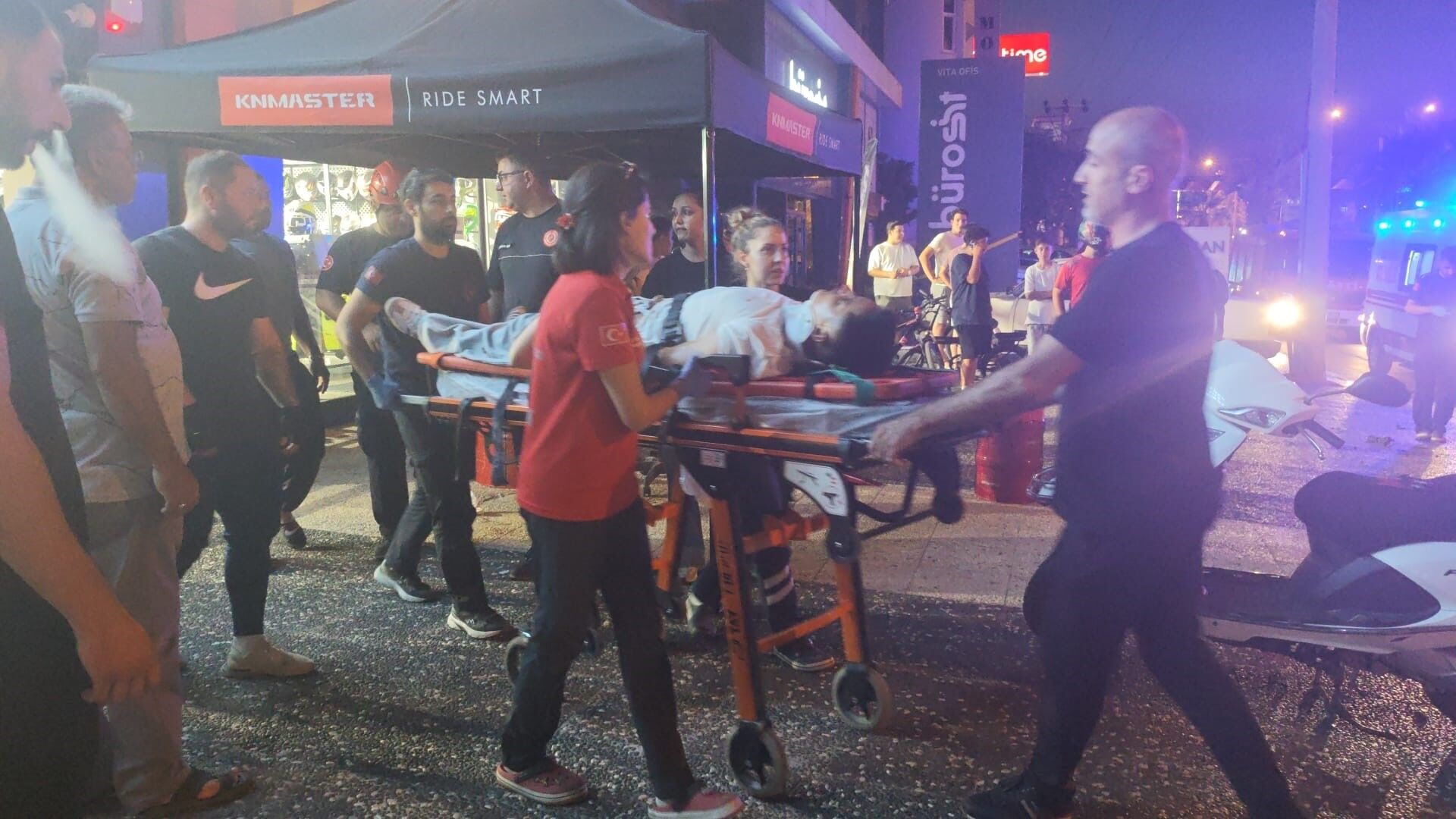 Antalya’da Otomobilin Motoru Fırladı (2)