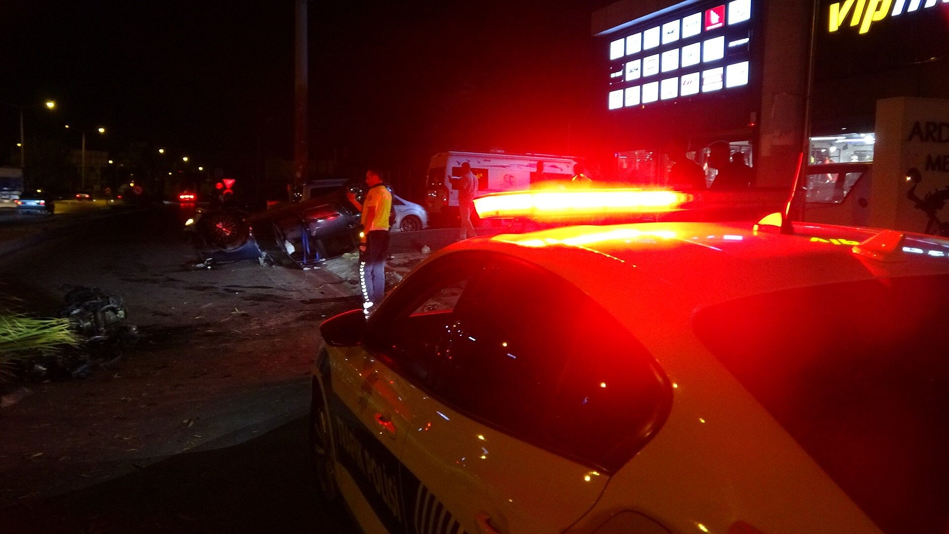 Antalya’da Otomobilin Motoru Fırladı (3)