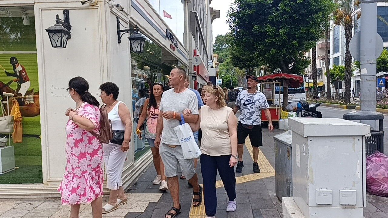 Antalya'da Pazarı Turistler Doldurdu (1)