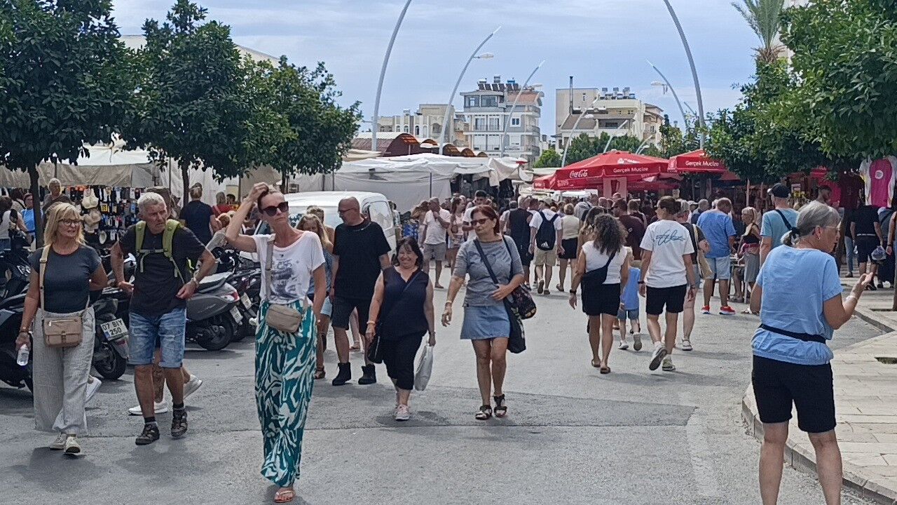 Antalya'da Pazarı Turistler Doldurdu (2)