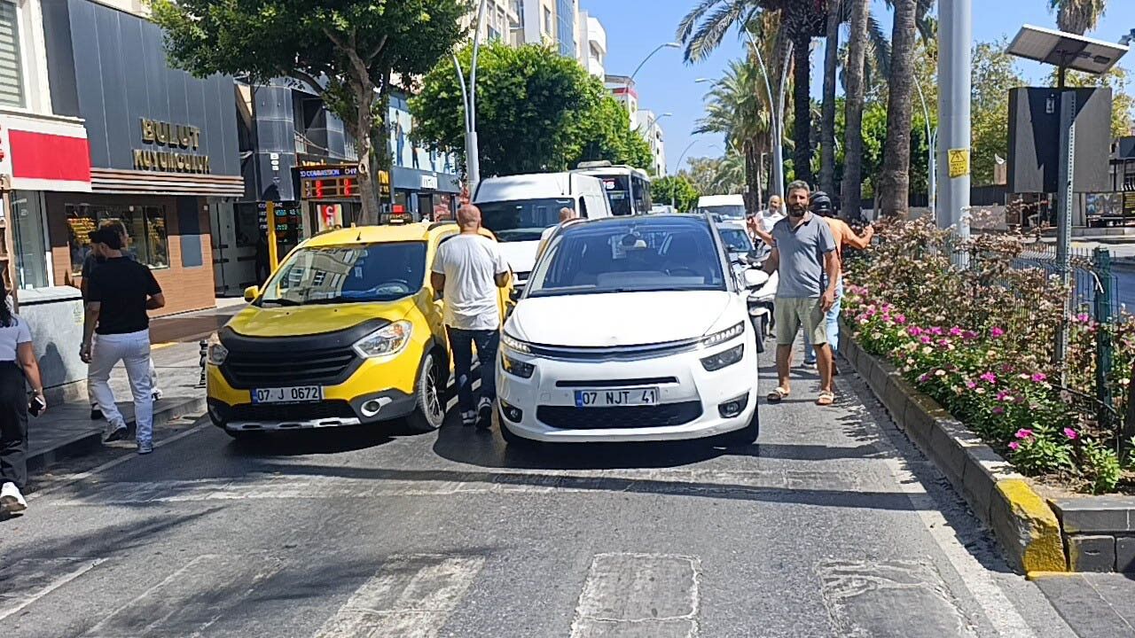 Antalya'da Polis O Motosikletliyi Arıyor (1)
