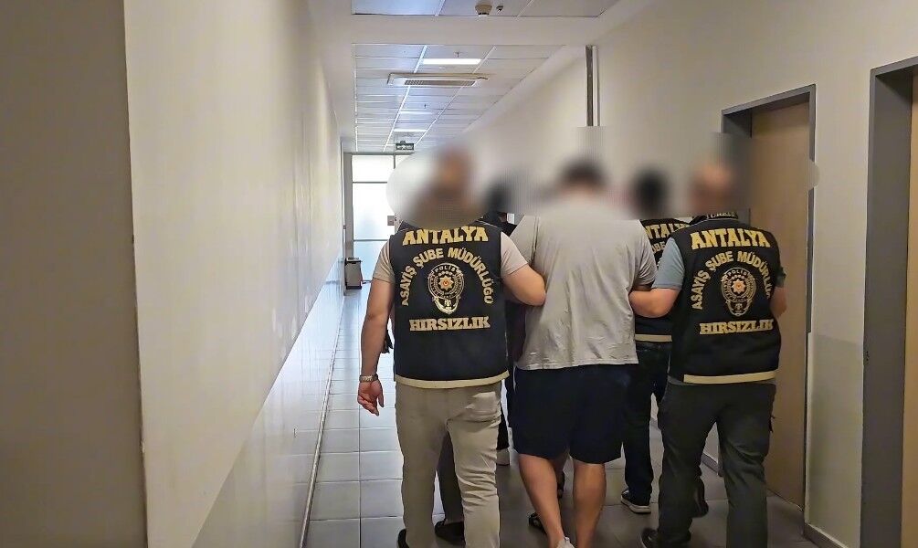 Antalya'da Sinyal Kesiciyle Hırsızlık Yaptılar (4)