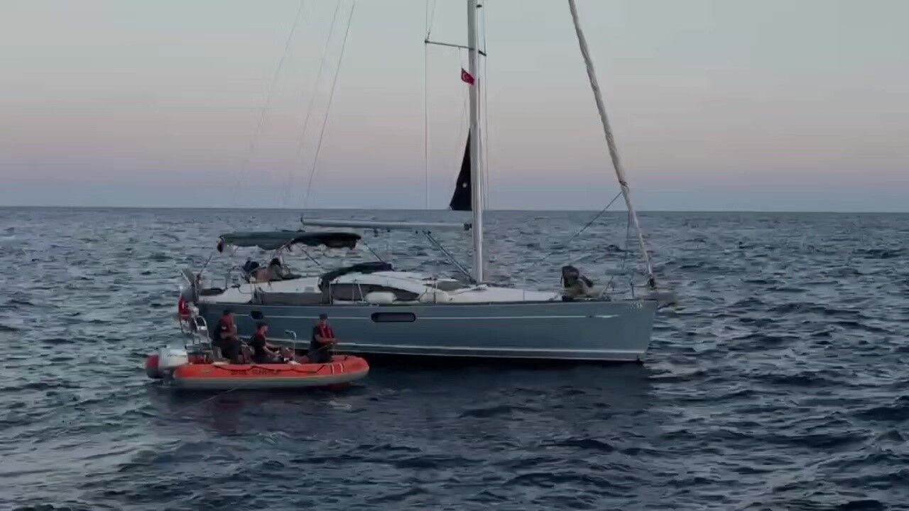 Antalya'da Tekneleri Sürüklendi! Sahil Güvenlik Kurtardı (3)