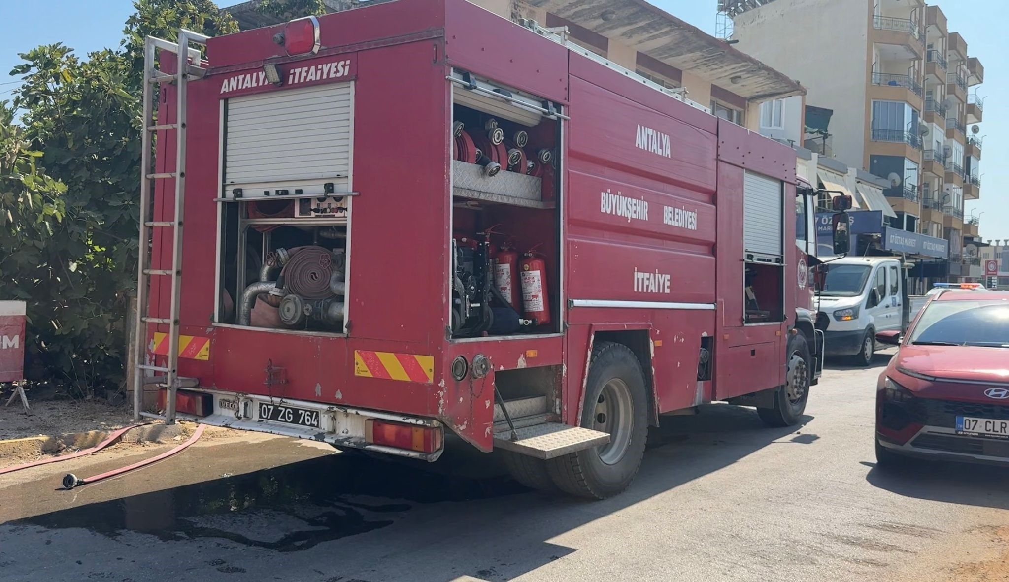 Antalya'da Yangın Çıktı! Evdeki Kişi Dumandan Etkilendi (1)