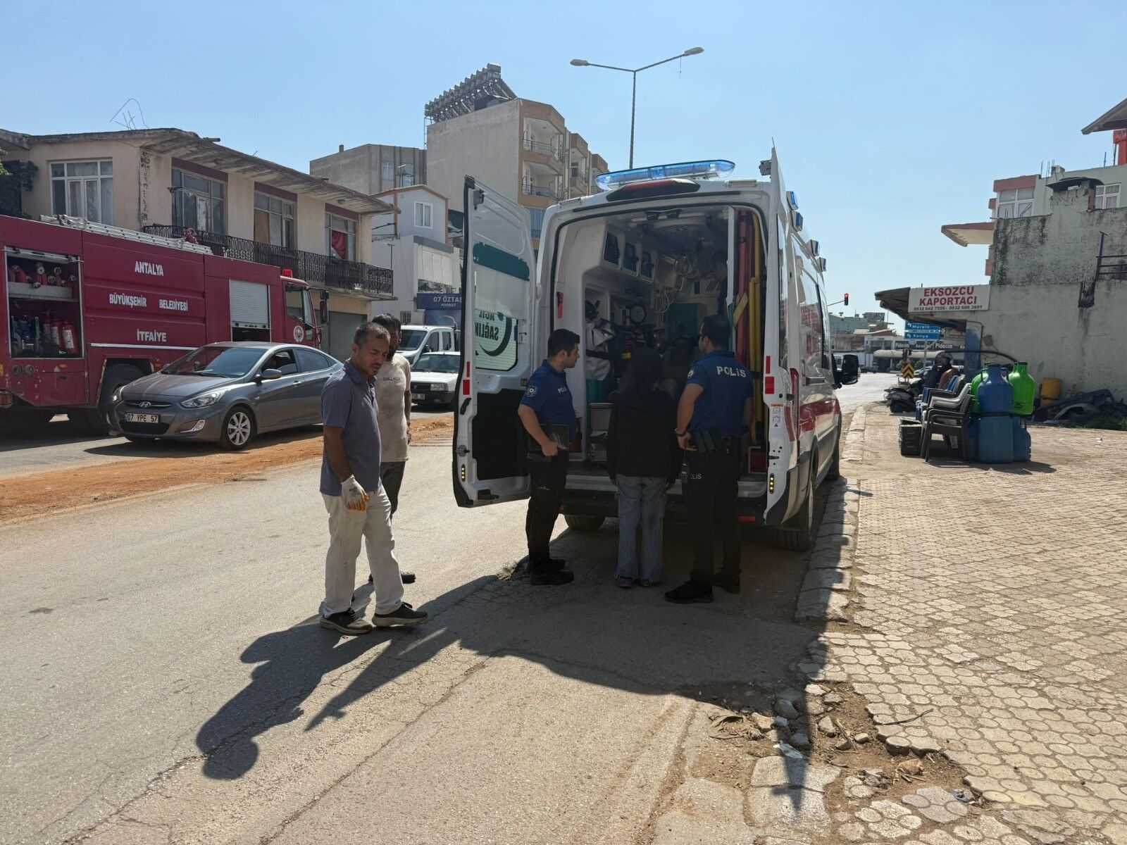 Antalya'da Yangın Çıktı! Evdeki Kişi Dumandan Etkilendi (2)