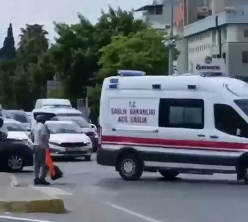 Antalya'da Yeleğini Çıkarıp, Ambulansa Yol Verin Diyerek Seslendi (1)