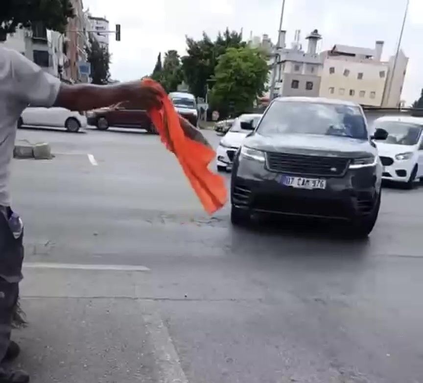 Antalya'da Yeleğini Çıkarıp, Ambulansa Yol Verin Diyerek Seslendi (2)