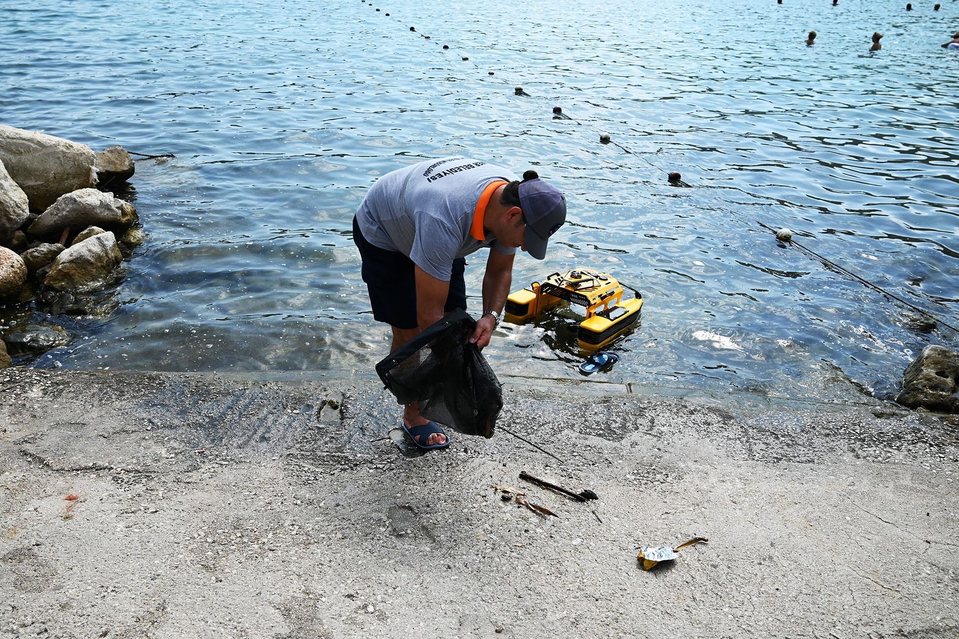 Antalya'nın Ilçesinin Koylarında Yeni Sistem! Çöp Kapar Anında Topluyor (4)