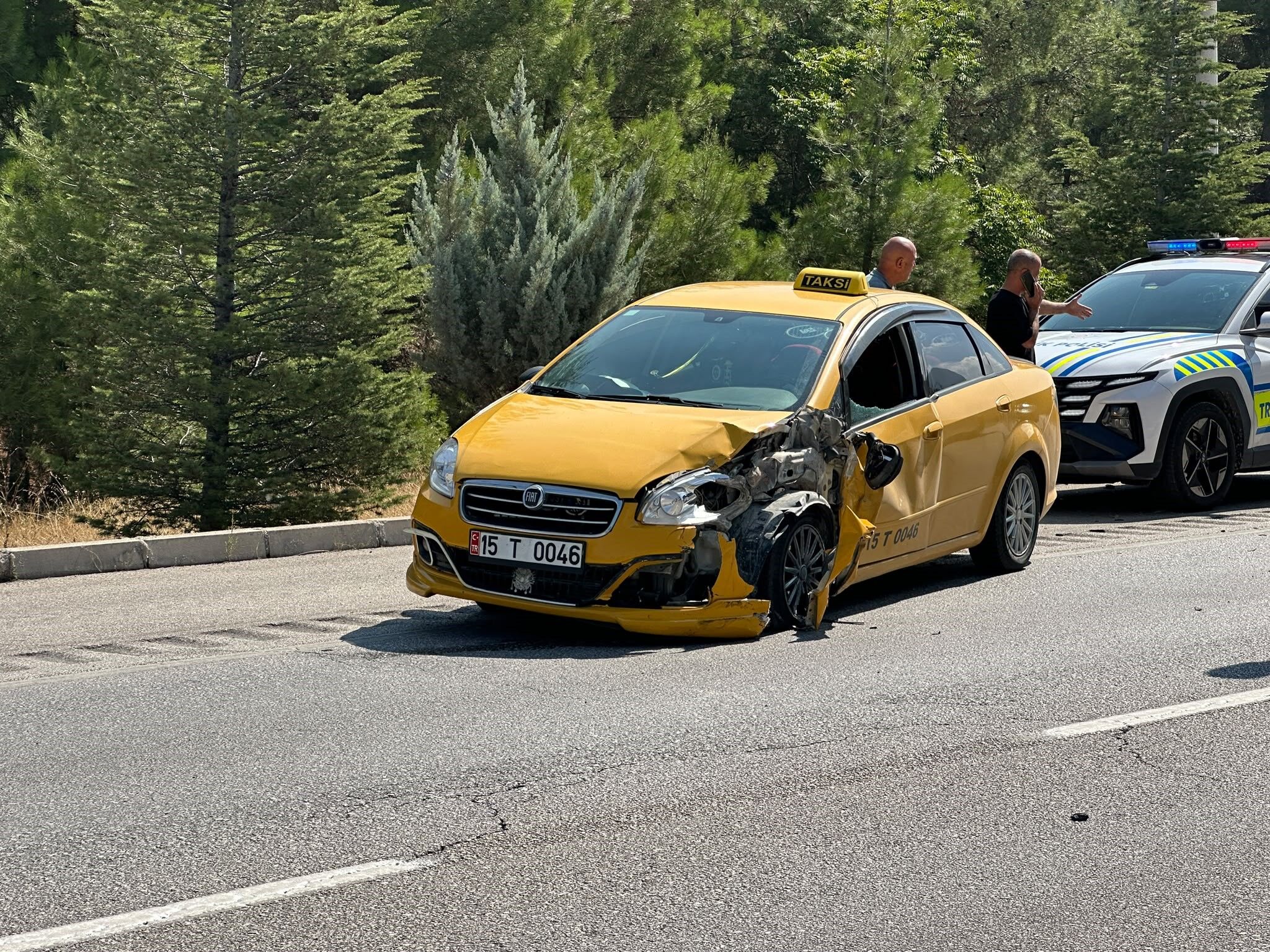 Burdur Antalya Yolunda Taksi Römorka Çarptı (1)