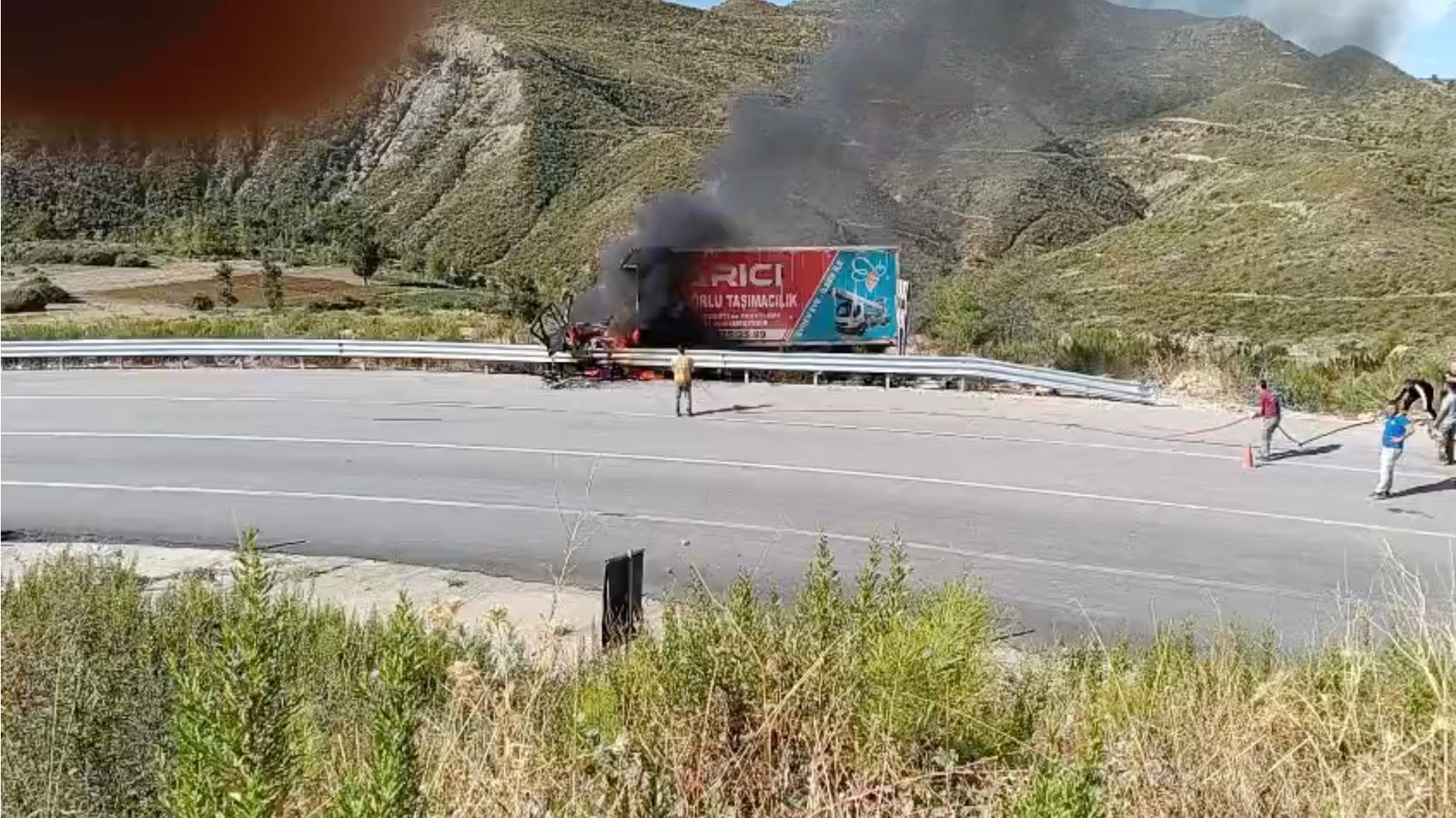 Konya Antalya Yolunda Bariyerlere Çarpan Kamyon Alev Aldı (3)