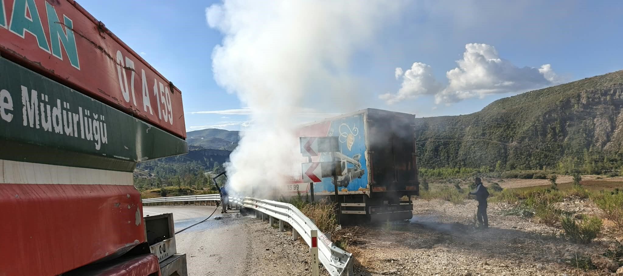 Konya Antalya Yolunda Bariyerlere Çarpan Kamyon Alev Aldı (4)