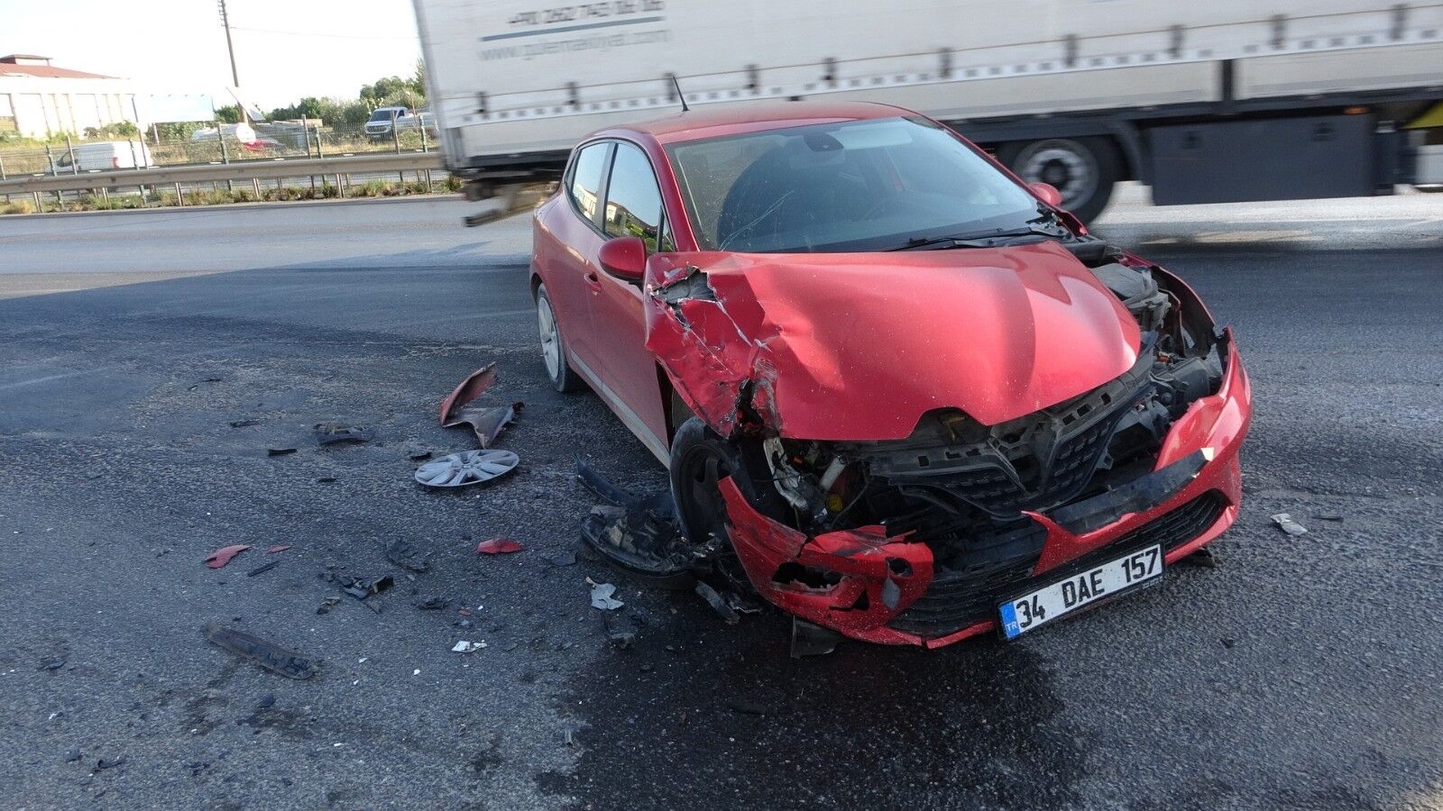 Manavgat Antalya Yolunda Otomobil Hurdaya Döndü (4)