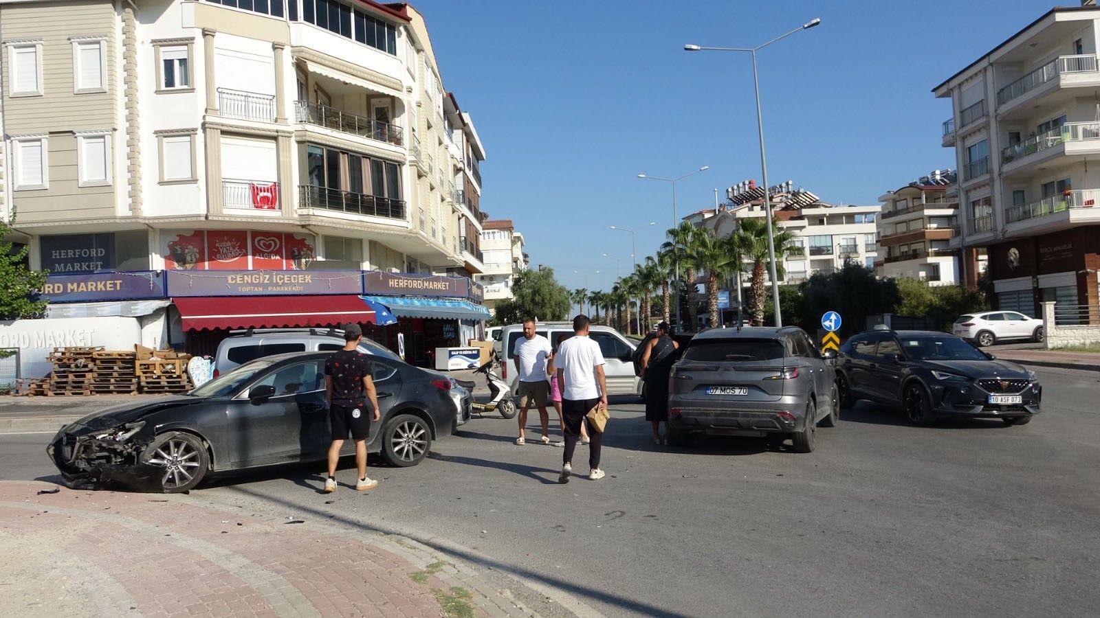 Manavgat Kavşaktaki Manevra Sonrası Zincirleme Kaza (2)