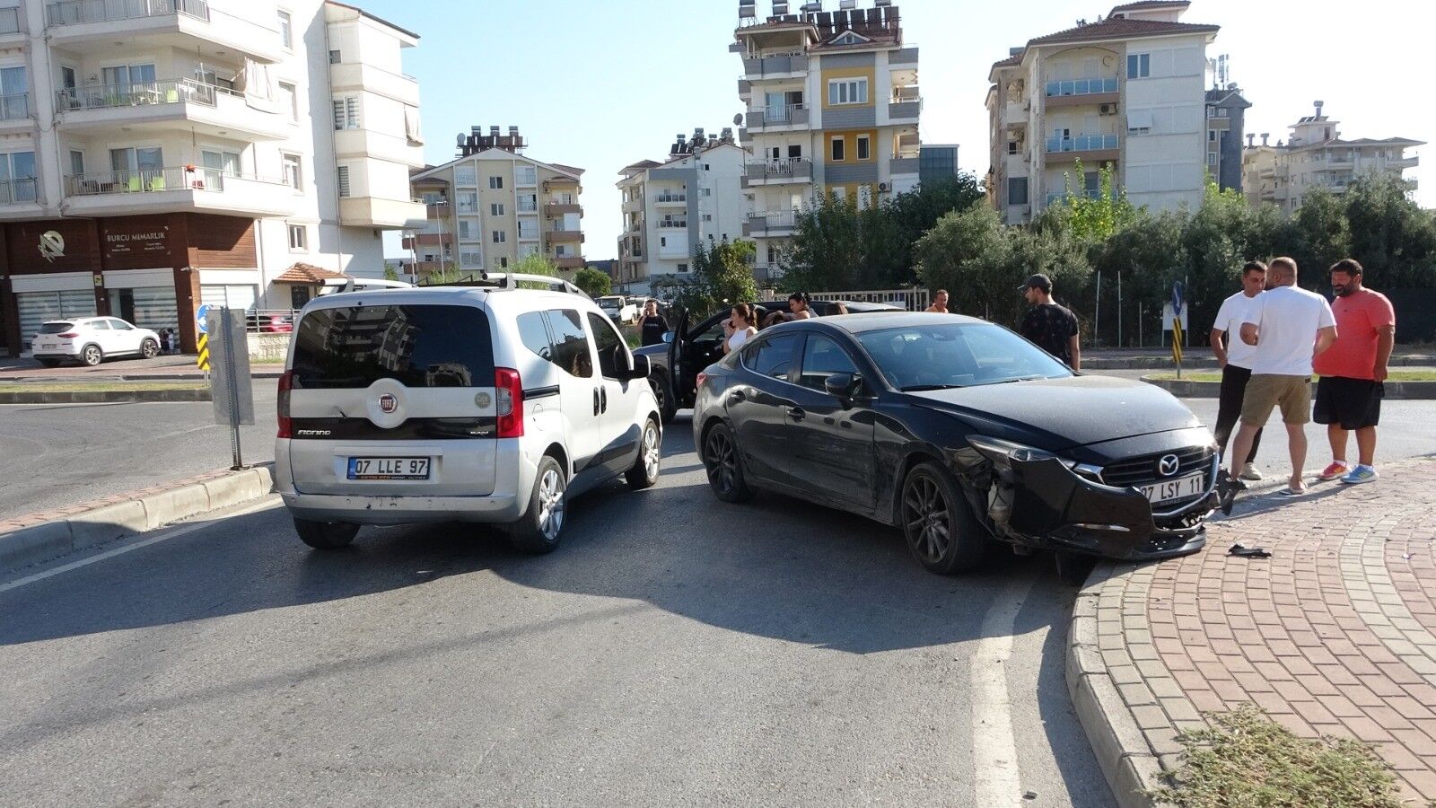 Manavgat Kavşaktaki Manevra Sonrası Zincirleme Kaza (3)