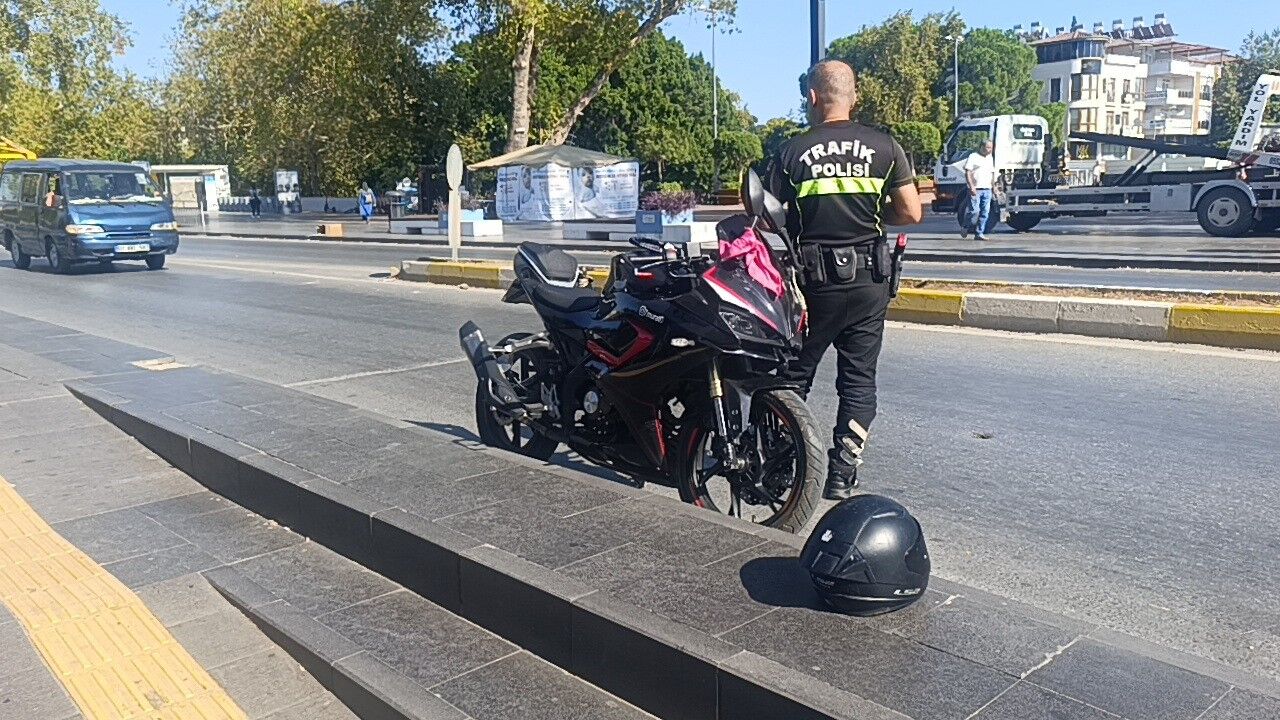 Manavgat Köprüsü’nde Yayaya Çarpmamak Için Fren Yaptı, Devrildi (5)