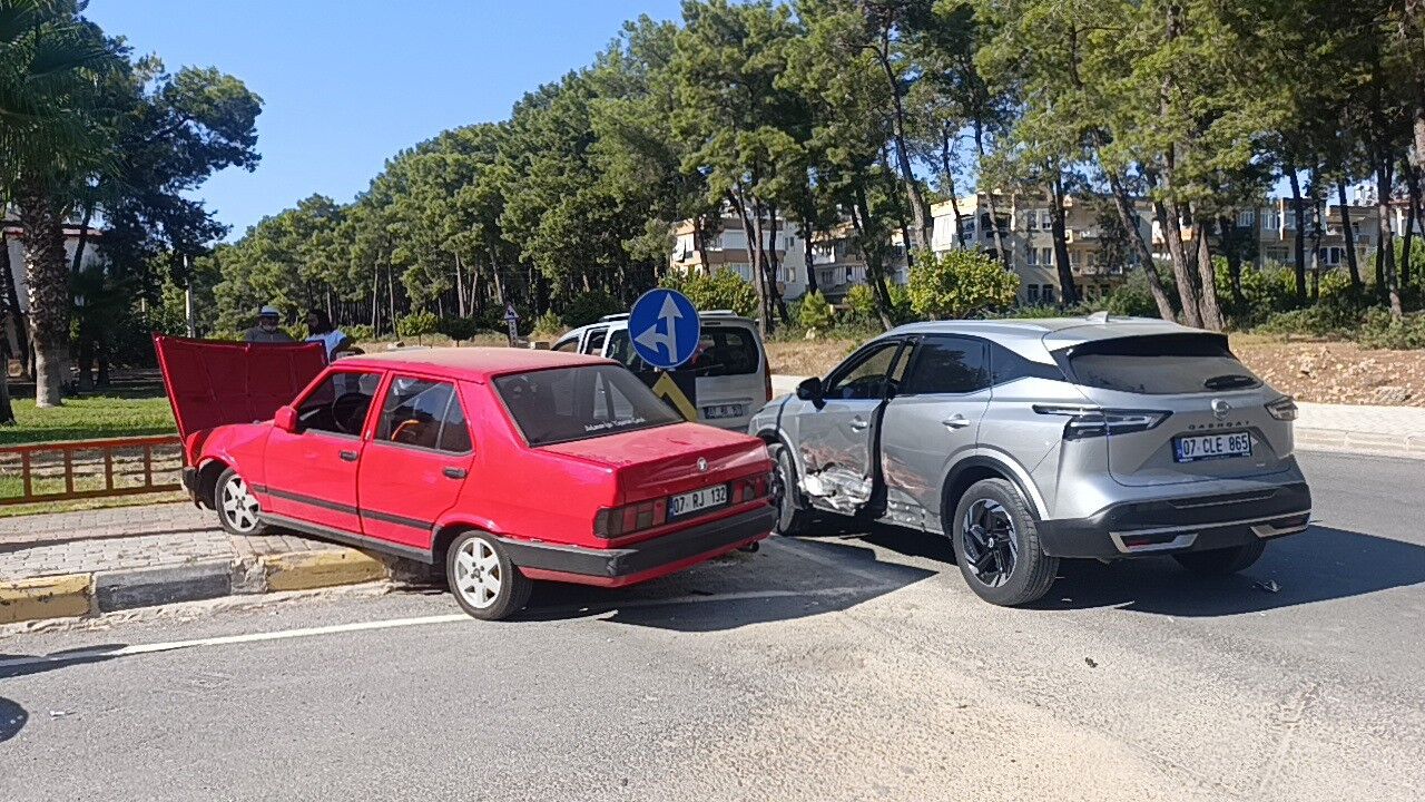 Manavgat'ta Kavşakta Feci Çarpışma (1)