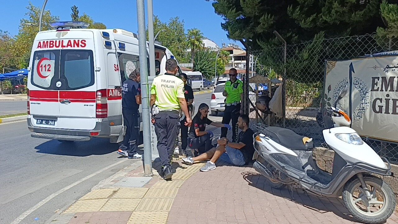 Manavgat'ta Kazada Sürücü Yardım Etmeden Kaçtı (2)