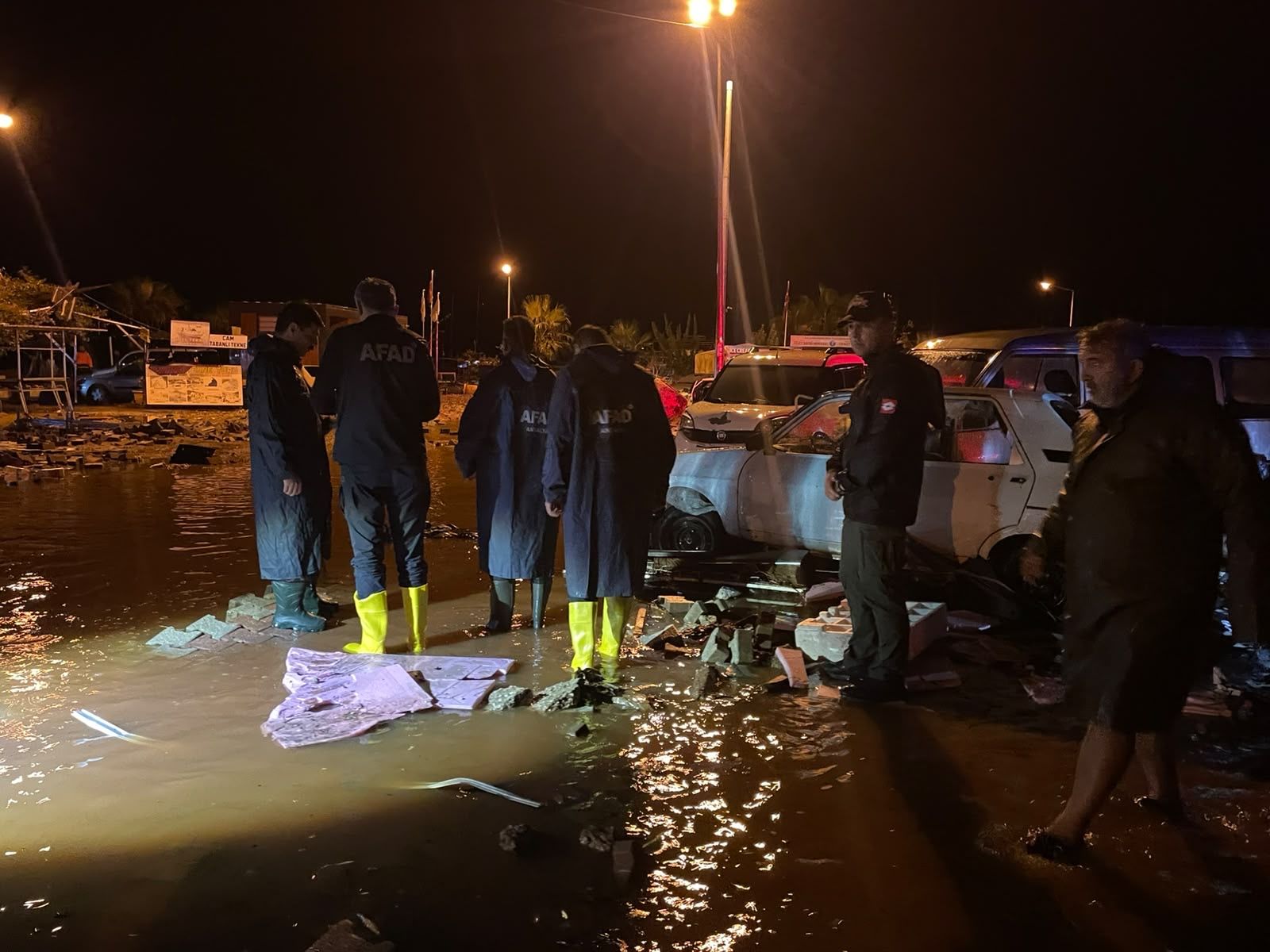 Antalya Valiliği’nden şiddetli yağışlara ilişkin açıklama: Okulda öğrenciler mahsur kaldı