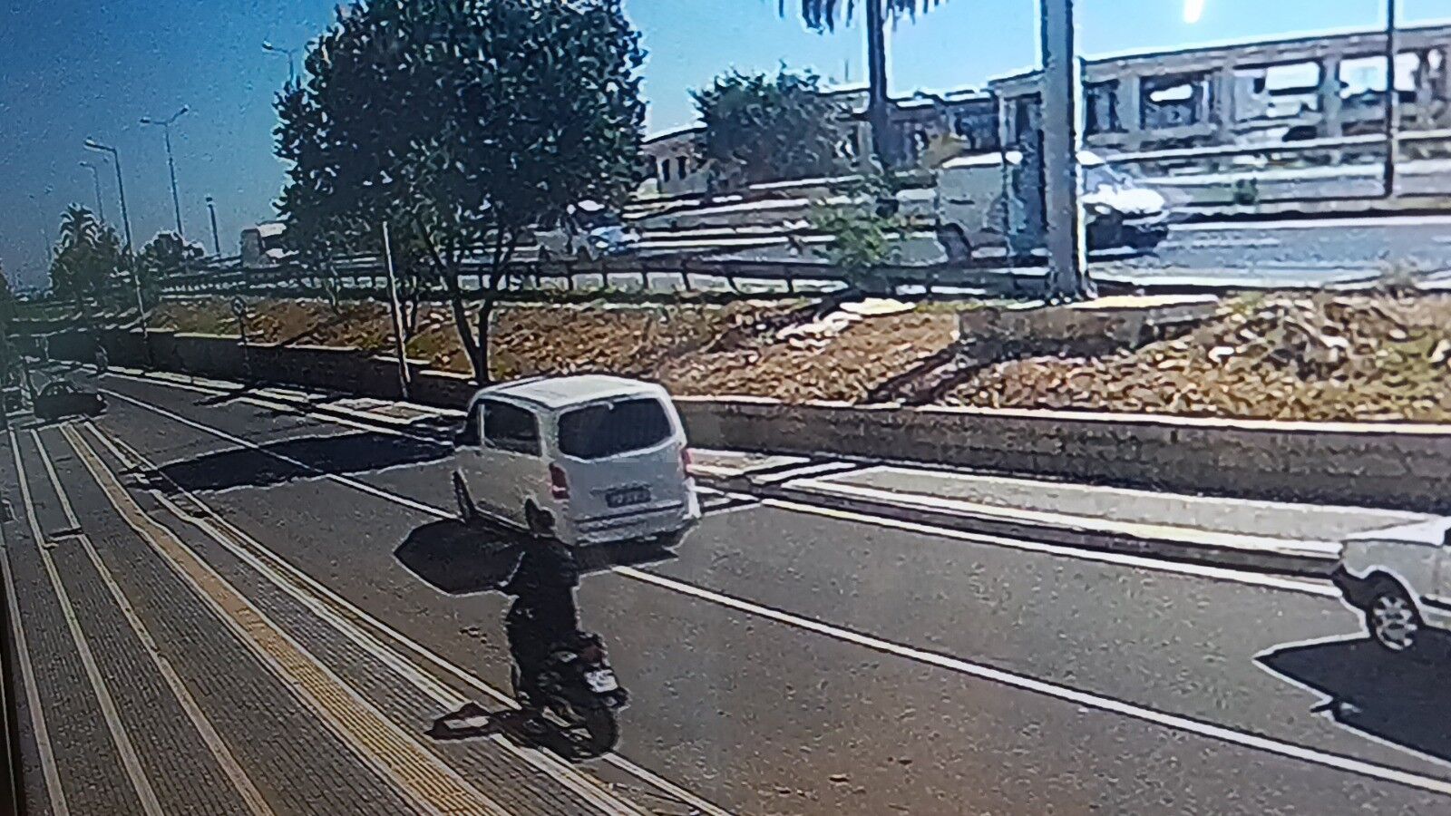 Alanya Antalya Yolunda Ilginç Olay! Motosikletteki Yolcu Motosikletle Kaçtı (3)